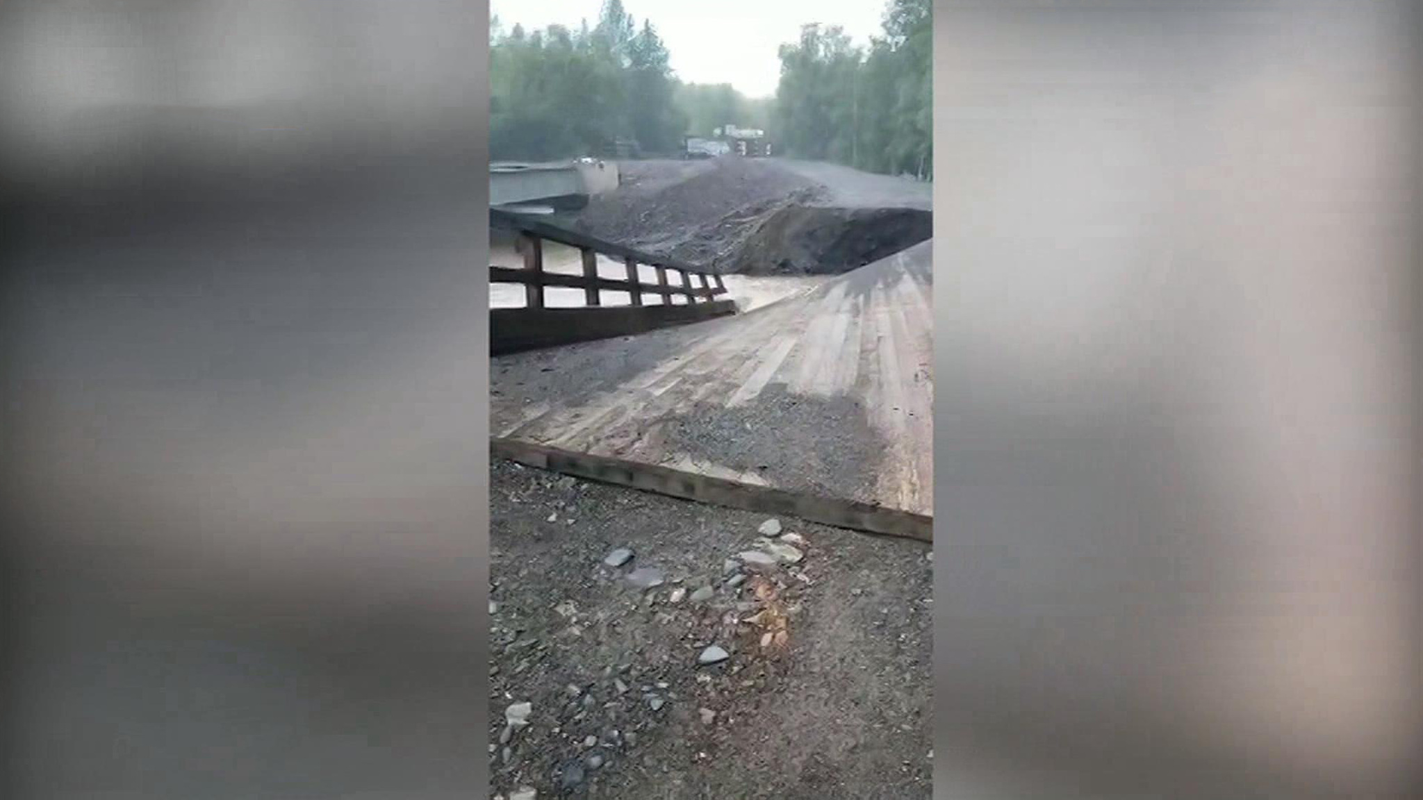 Мост в Хабаровском крае рухнул сразу после ремонта