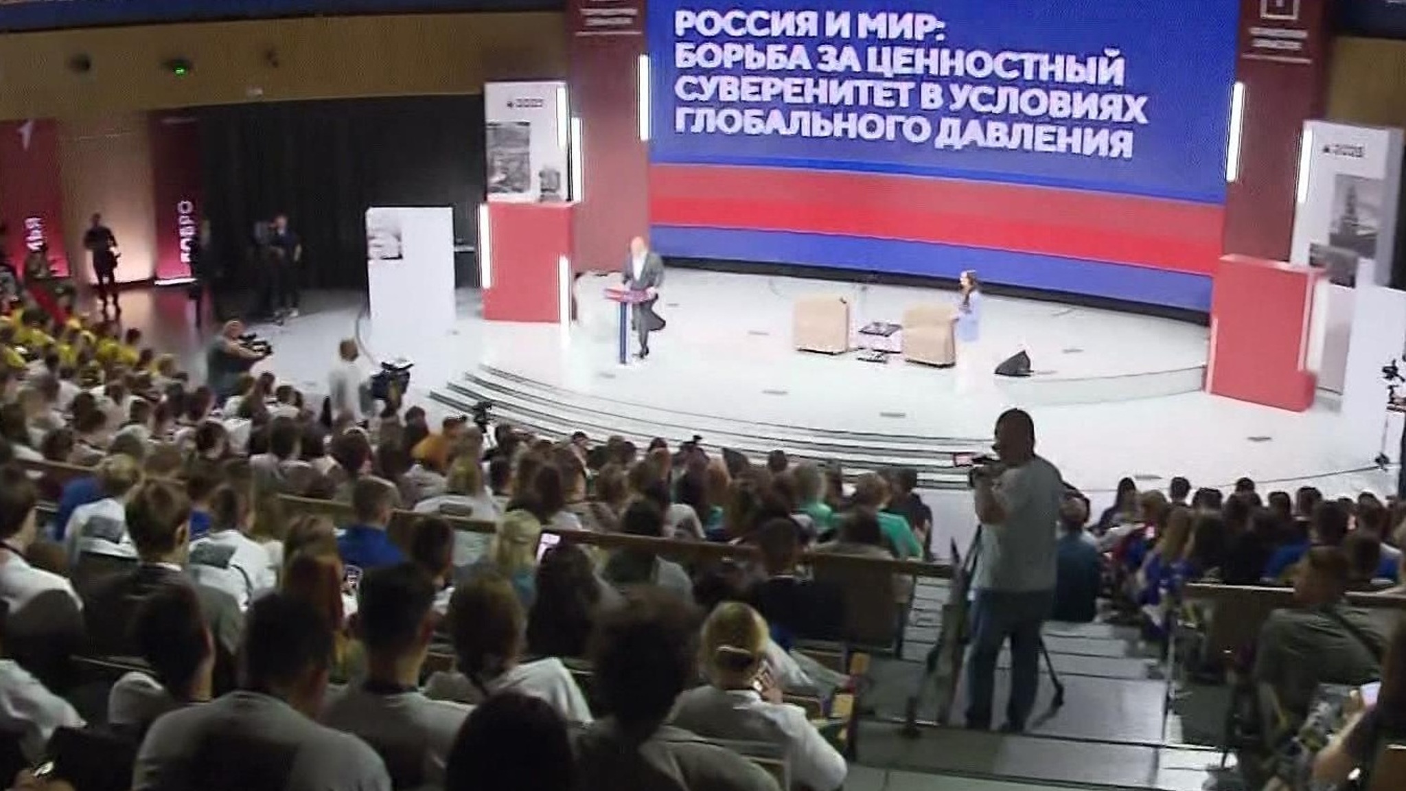 Глава МИД пообщался с молодежью на форуме "Территория смыслов"