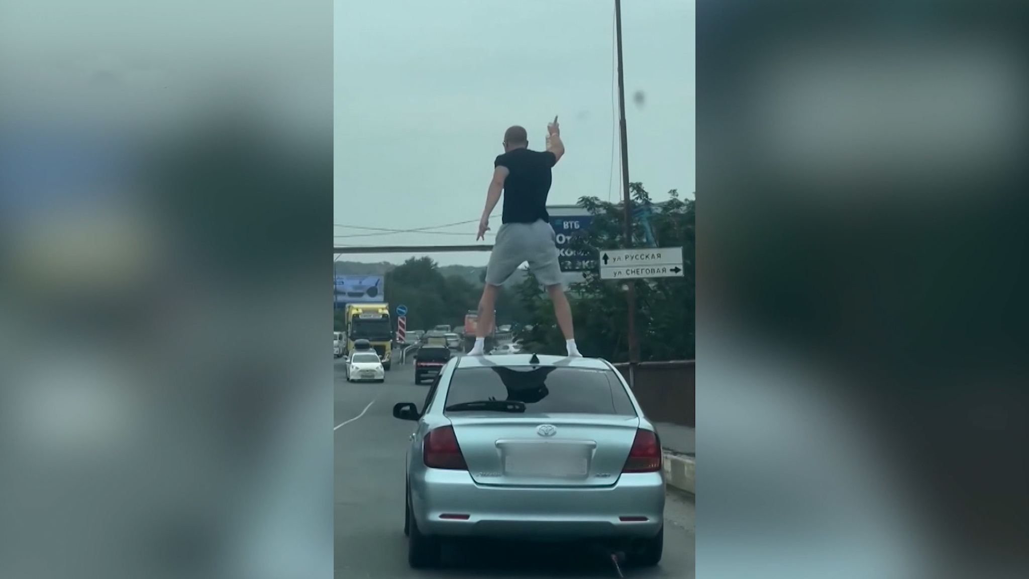 Танцы на крышах авто нарушили общественное спокойствие