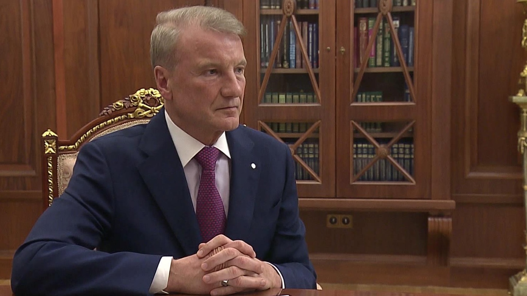 Президент Сбербанка рассказал Путину, как работает "оплата улыбкой"