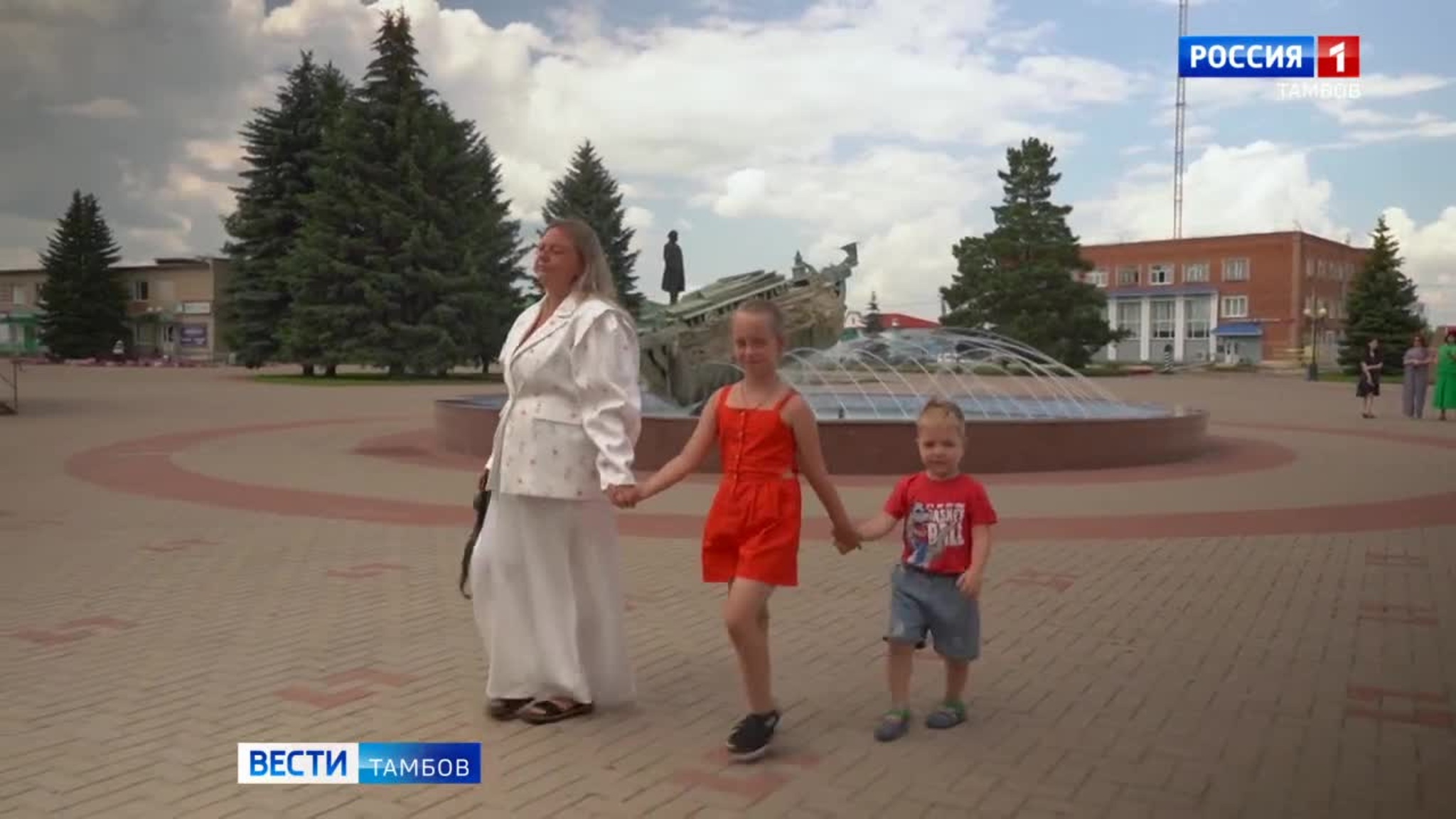 Выплаты в 100 и 300 тысяч рублей с этого года получают молодые и многодетные мамы