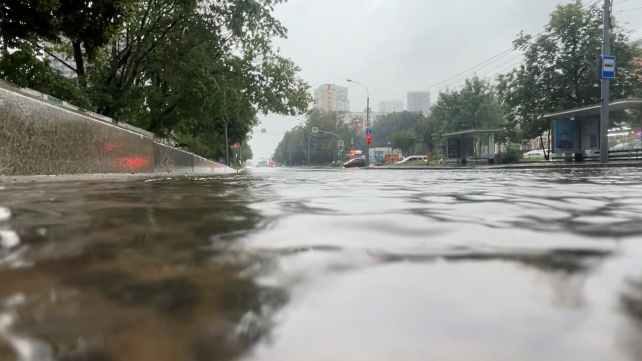 Ливень превратил московские дороги в реки