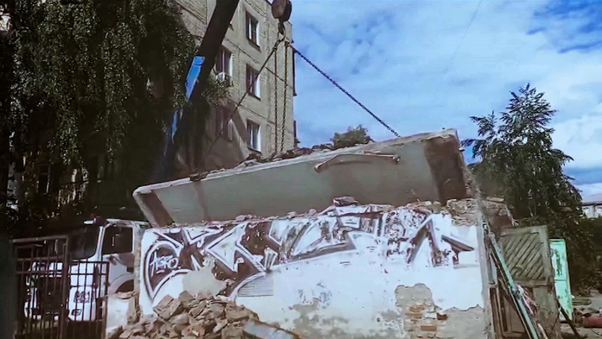 К сносу гаража в Новосибирске коммунальщики подошли слишком рьяно