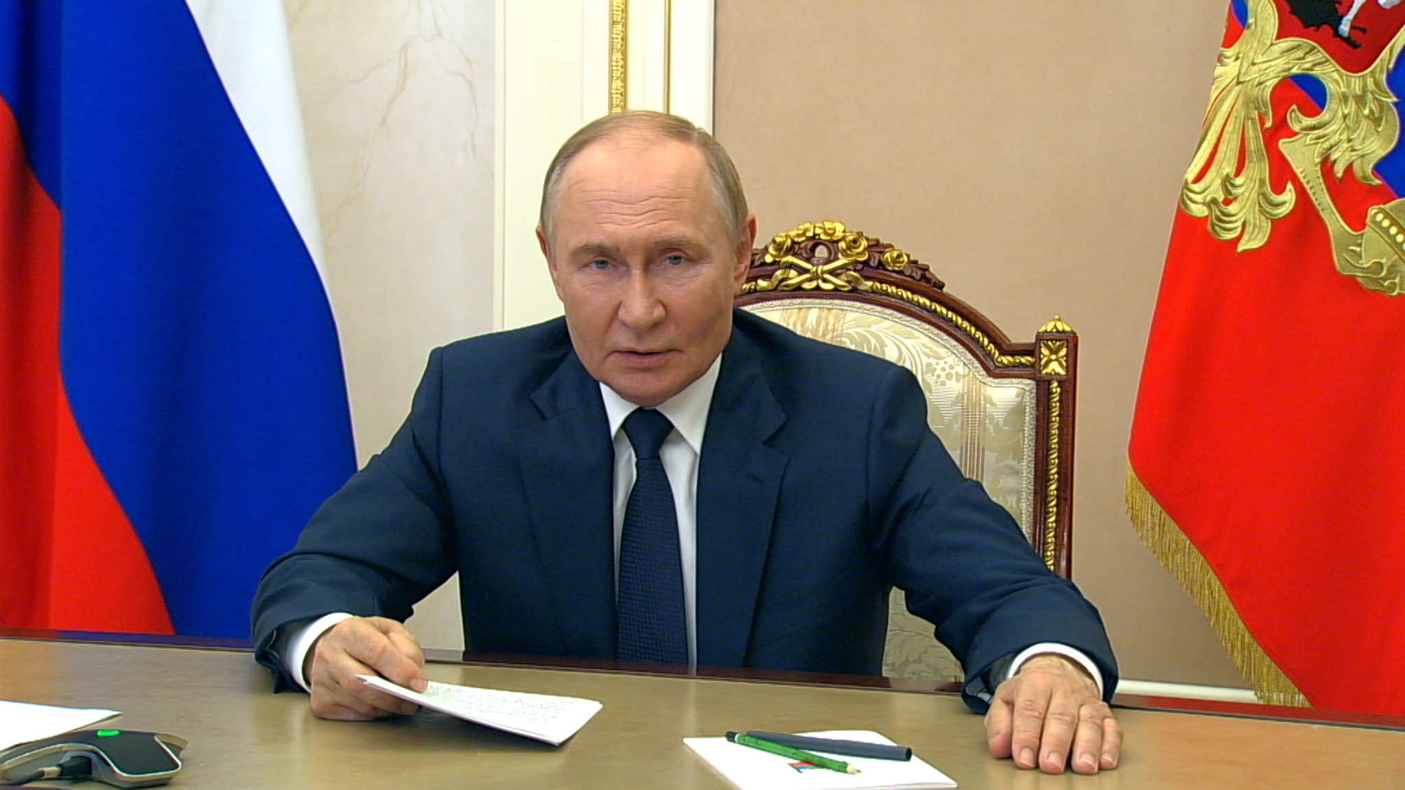 В преддверии Дня строителя Владимир Путин открыл объекты по всей стране