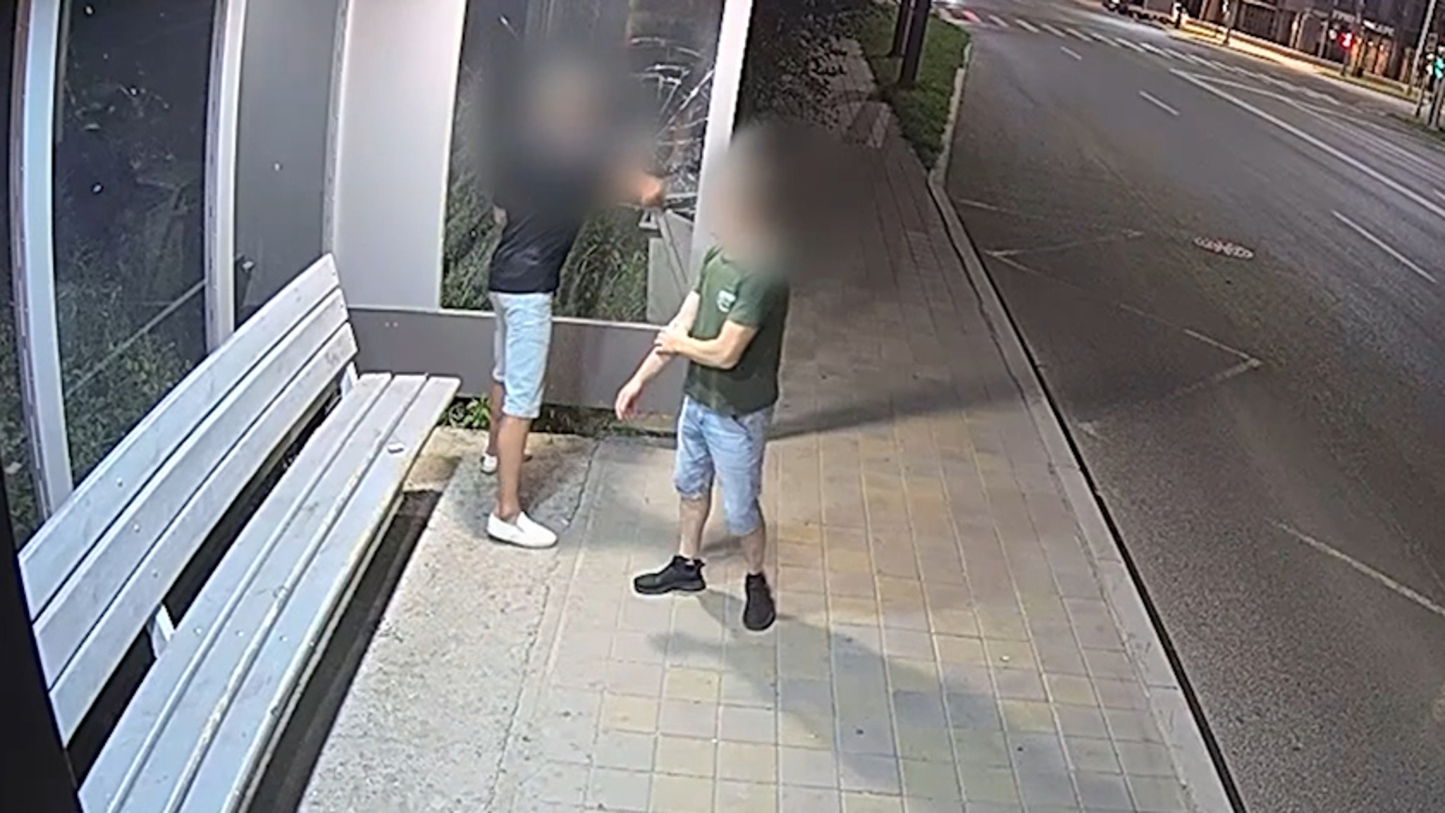 Нетрезвые вандалы разбили остановку в Благовещенске