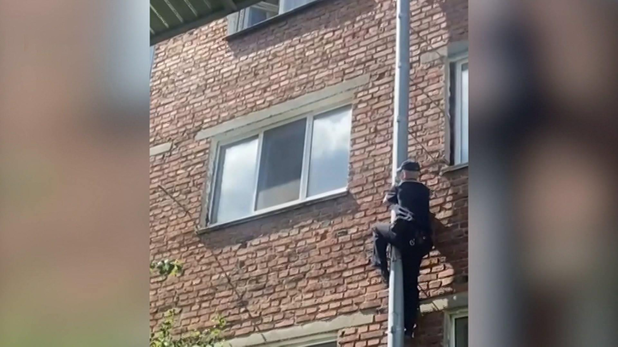 Полицейские в Чебоксарах спасли ребенка от падения из окна