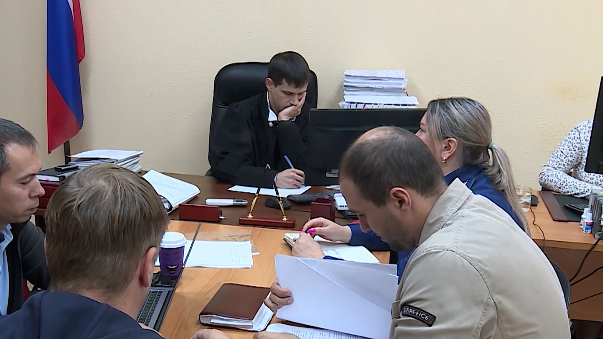 В Новосибирске приговор суда выслушали бывшие полицейские