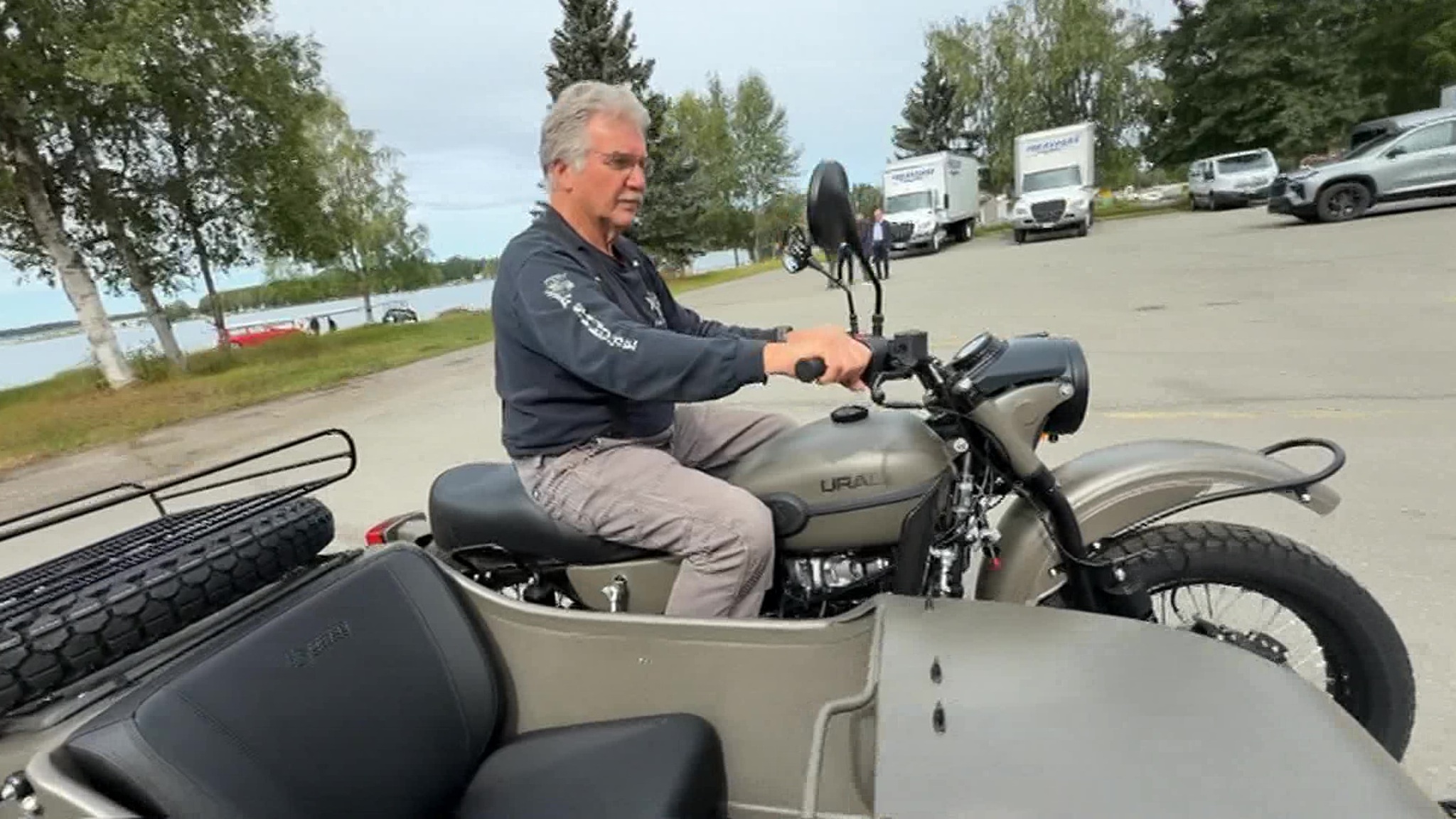 Житель Анкориджа опробовал мотоцикл "Урал" от Владимира Путина