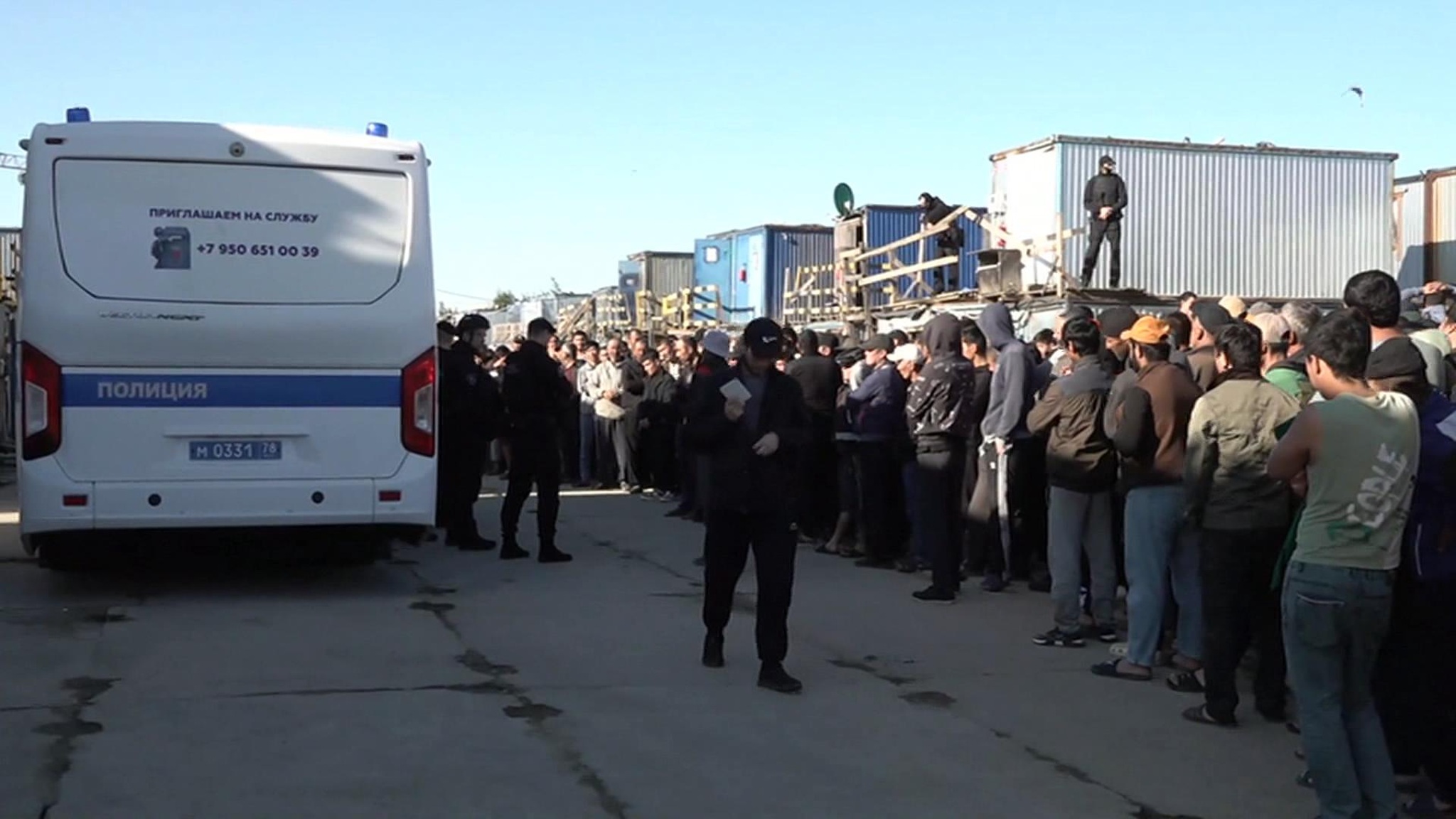 В Петербурге силовики нагрянули на крупную стройку в поисках нелегалов