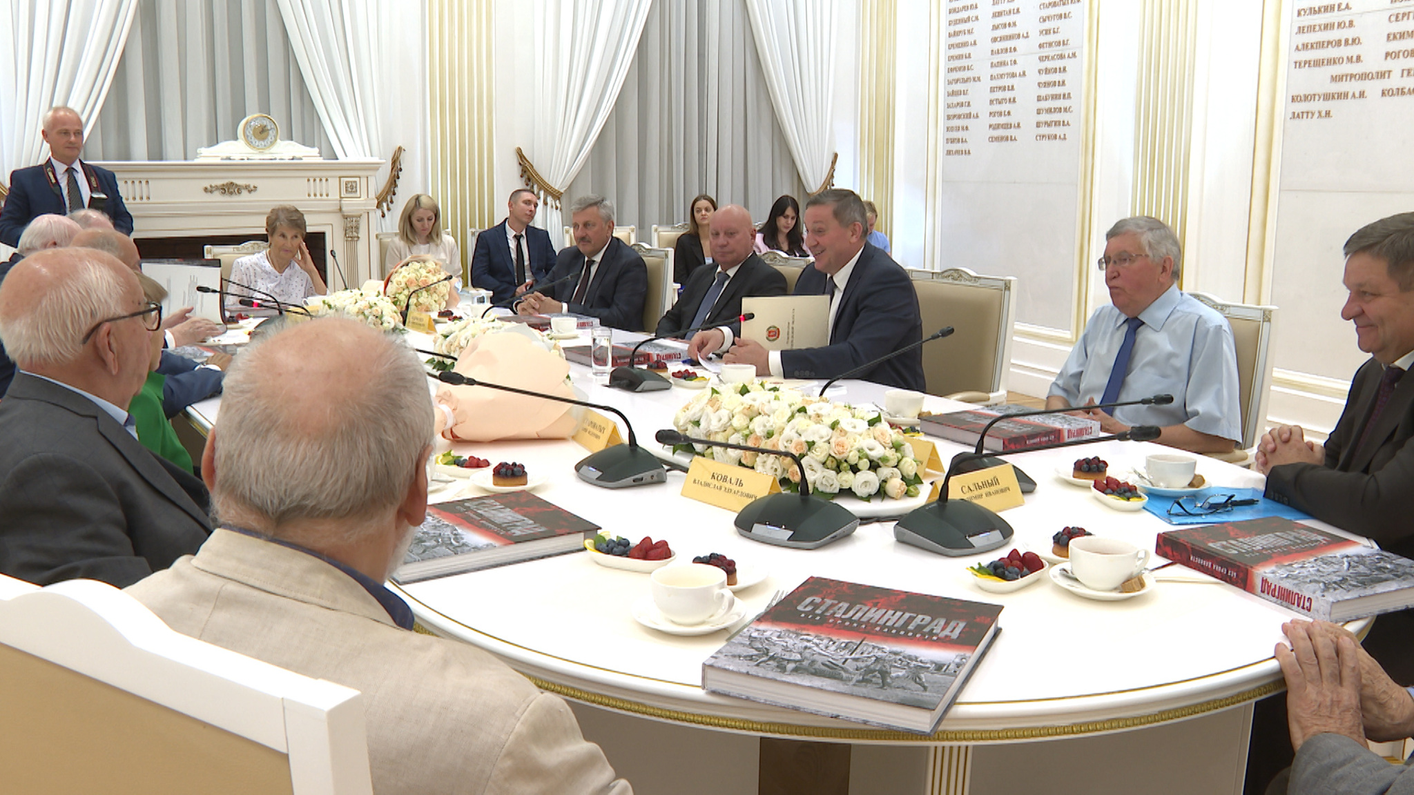Андрей Бочаров предложил передать книгу "Сталинград. Без срока давности" всем почетным гражданам