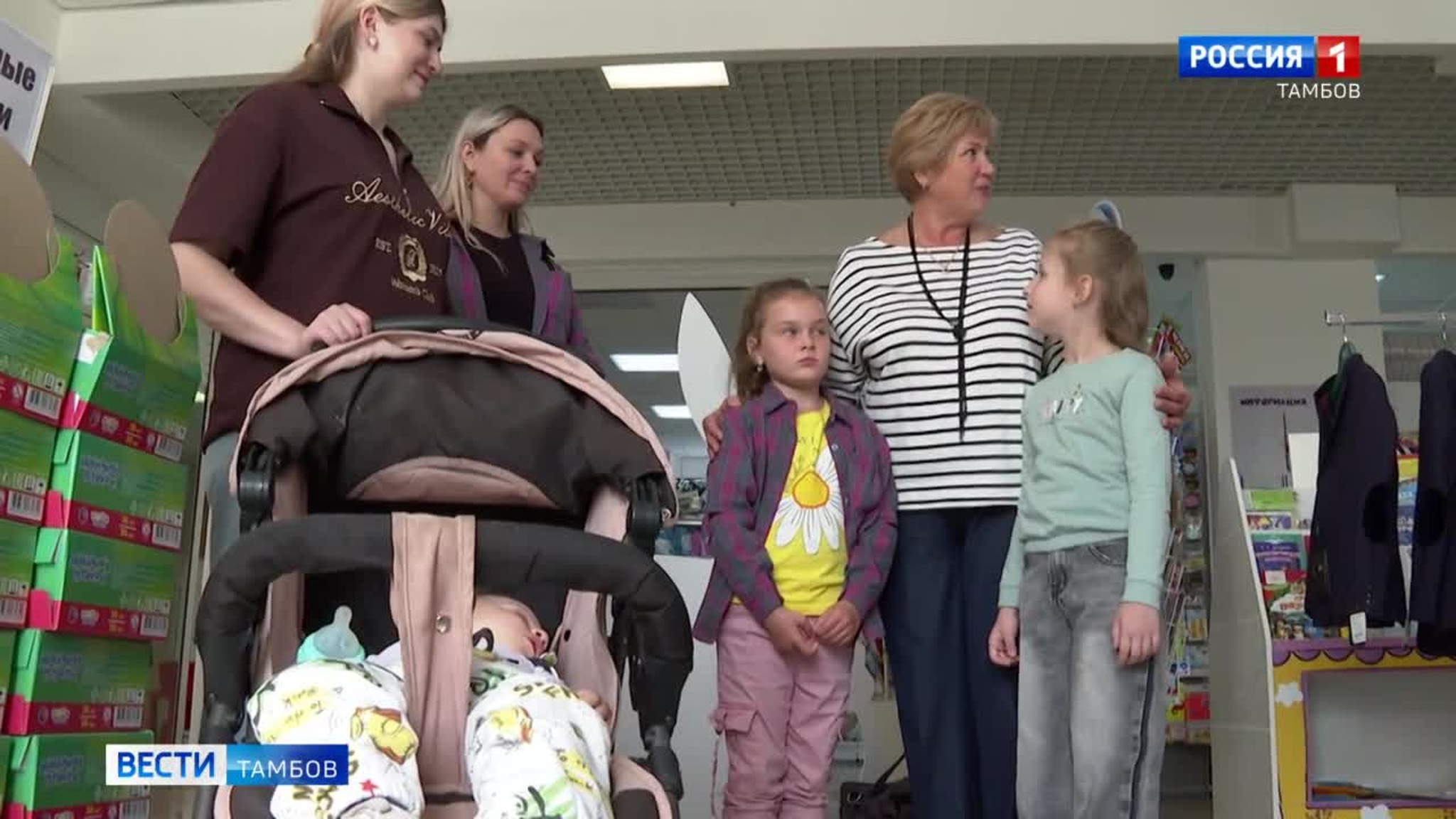 Благотворители помогают семьям собирать детей в школу