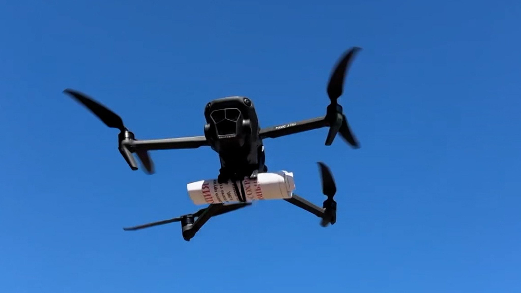 FPV-дрон снаряжается не взрывчаткой, а триколором