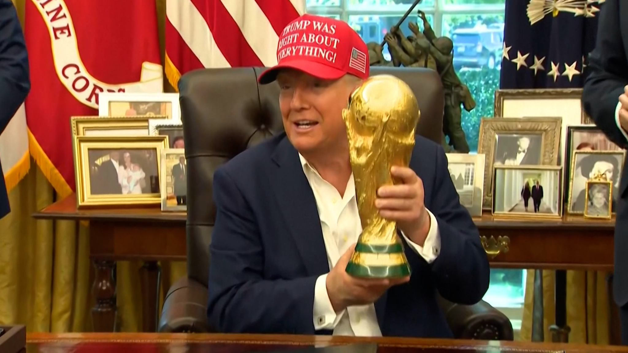 Трамп решил оставить себе Кубок мира по футболу