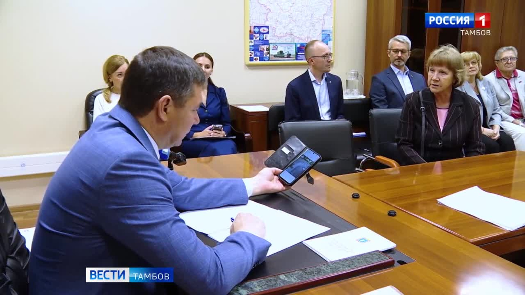 Евгений Первышов помогает решать проблемы жителей региона на личном приеме