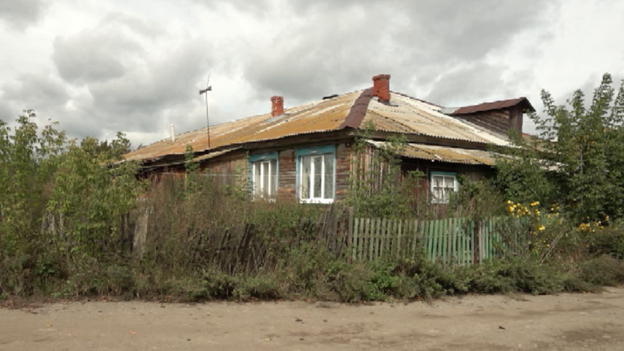 В Каменске-Уральском семьи защищают свой барак от разграбления