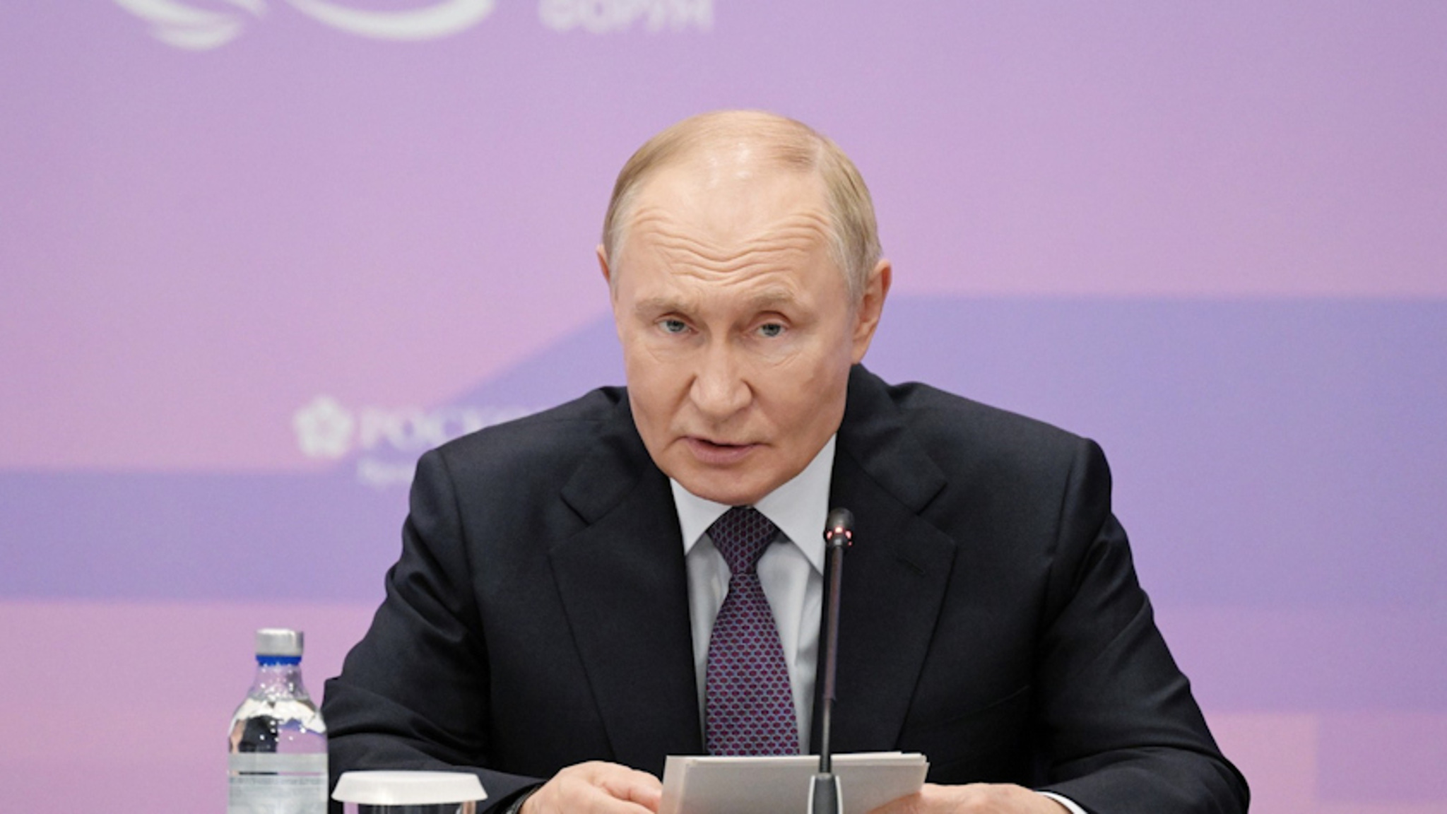 Владимир Путин на ВЭФ провёл совещание по энергокомплексу Дальнего Востока