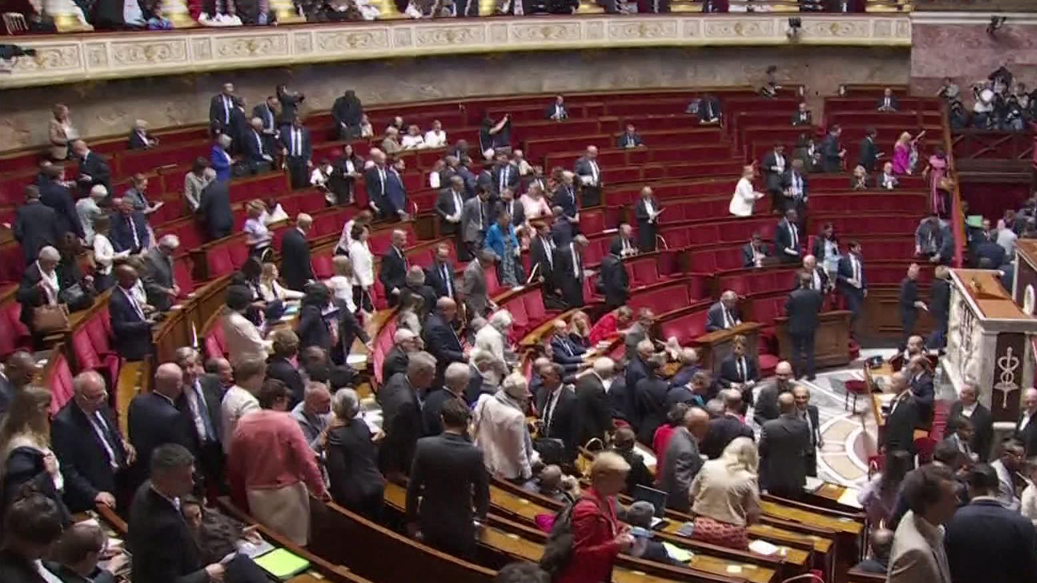 Парламент Франции отправил правительство Байру в отставку
