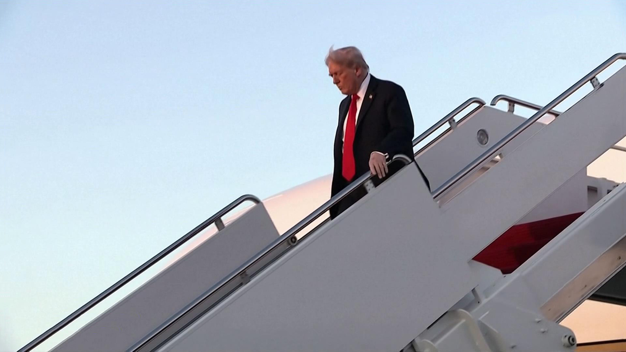 Трамп не отменяет борьбу с нелегалами, несмотря на протесты