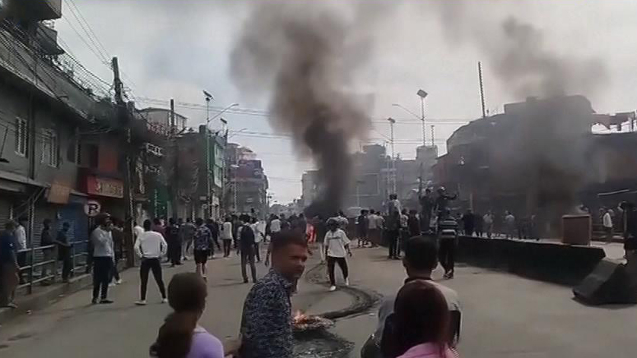 С камнями и палками в руках протестующие в Непале требуют отставки правительства