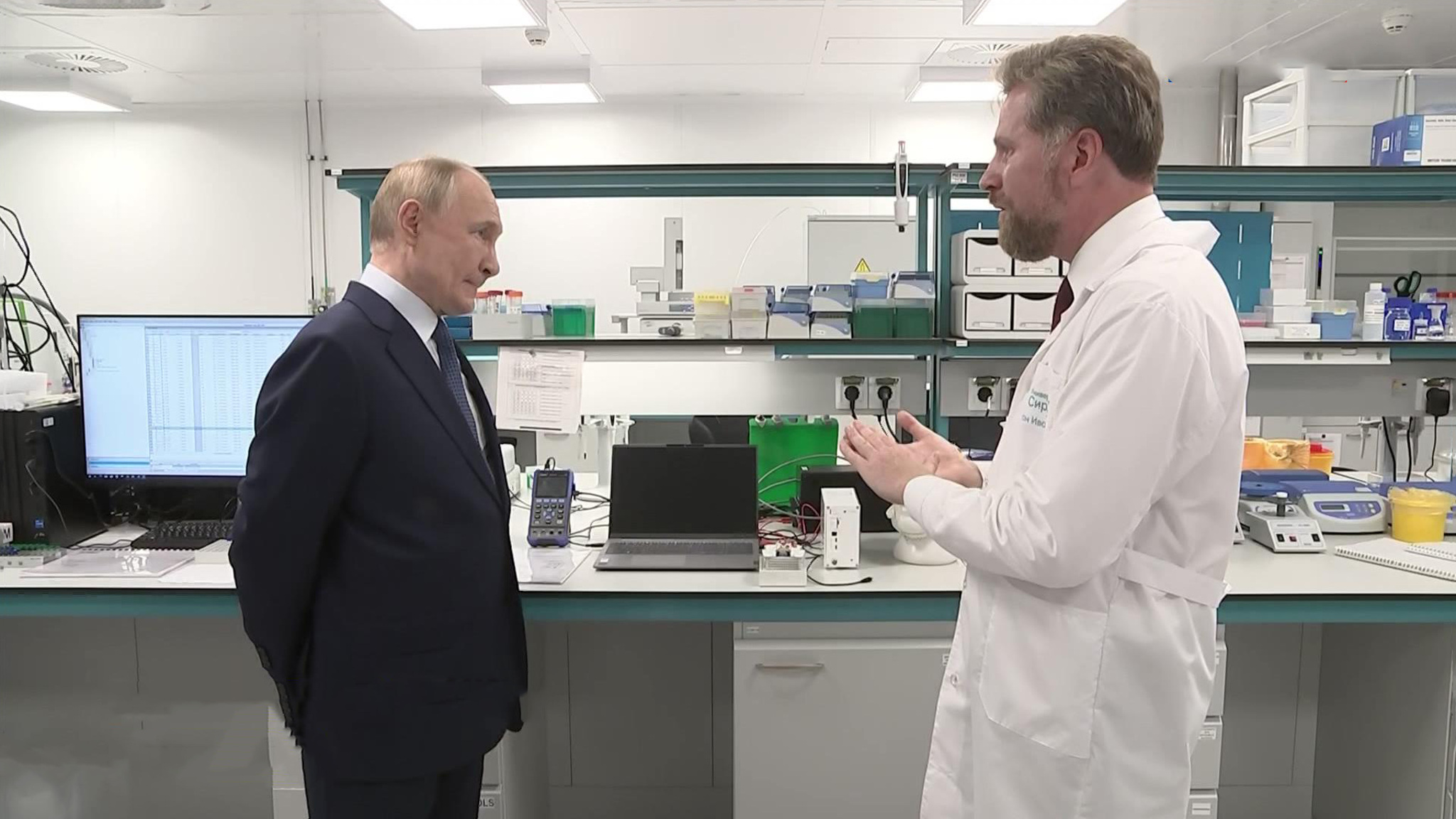 Владимир Путин посетил лабораторный комплекс "Сириуса"