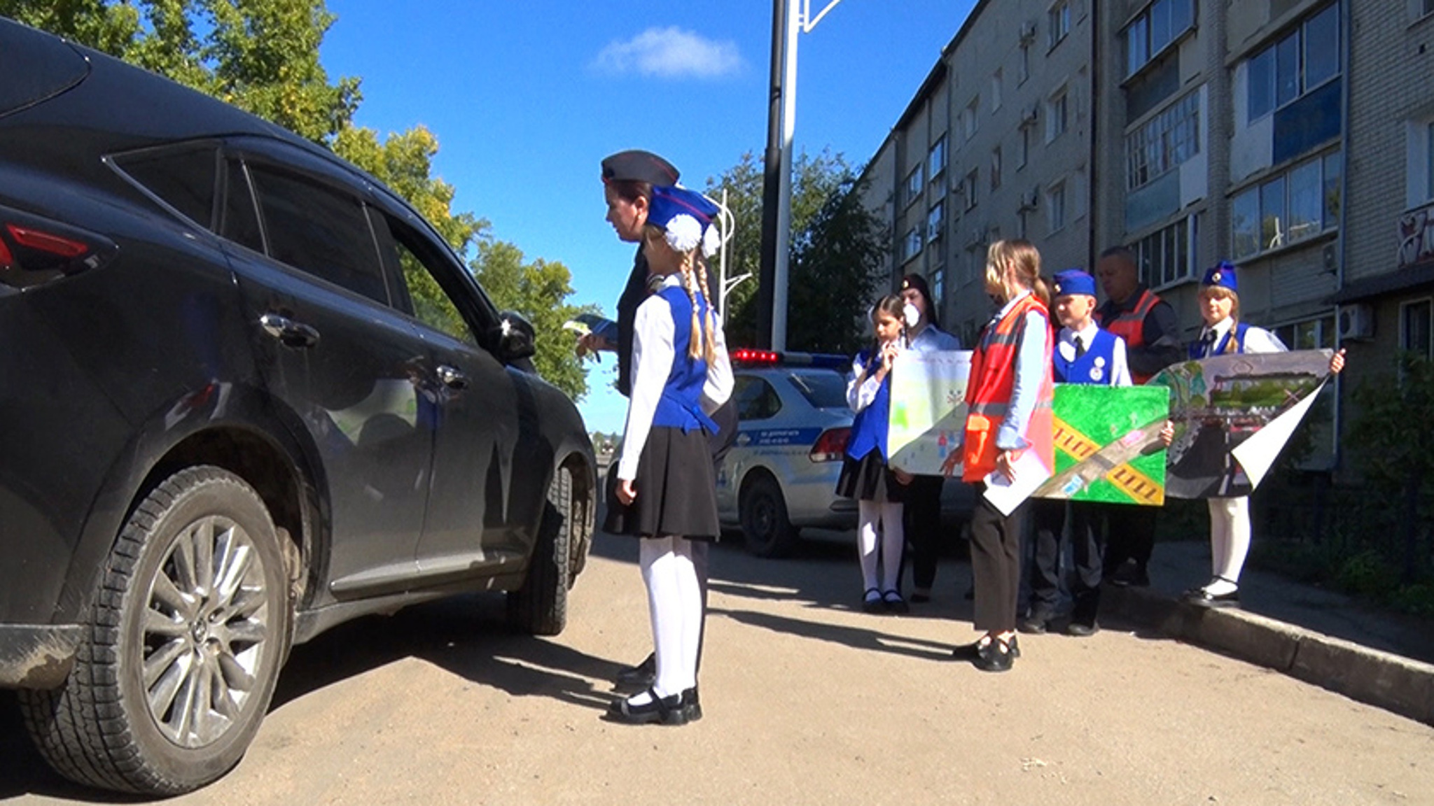 Безопасность на ж/д переездах: школьники и правоохранители провели акцию на дорогах областного центра
