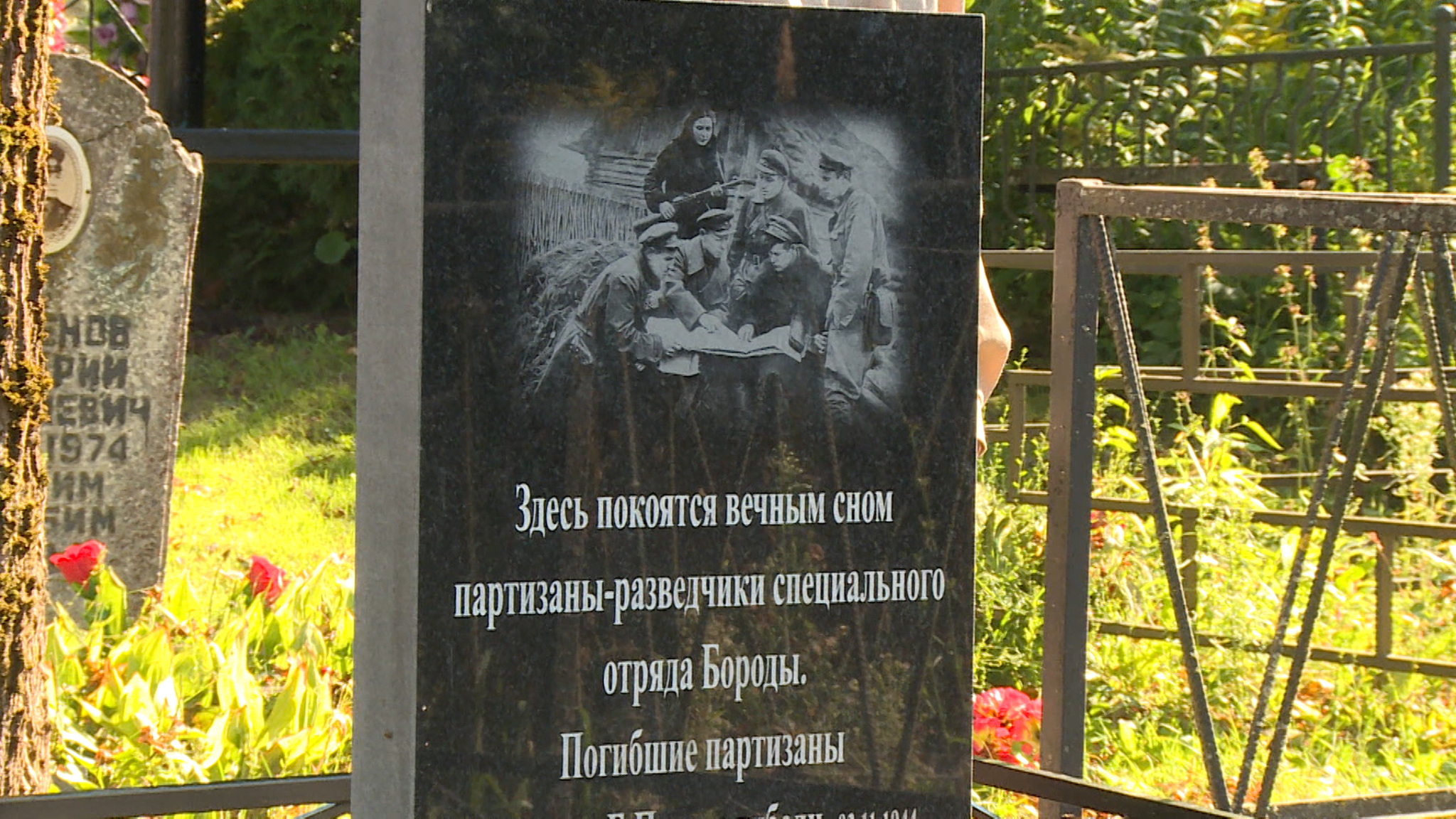 Вели разведку, уничтожали вражеских солдат и бронетехнику. В Псковском районе сегодня установили новый памятник на могиле партизан