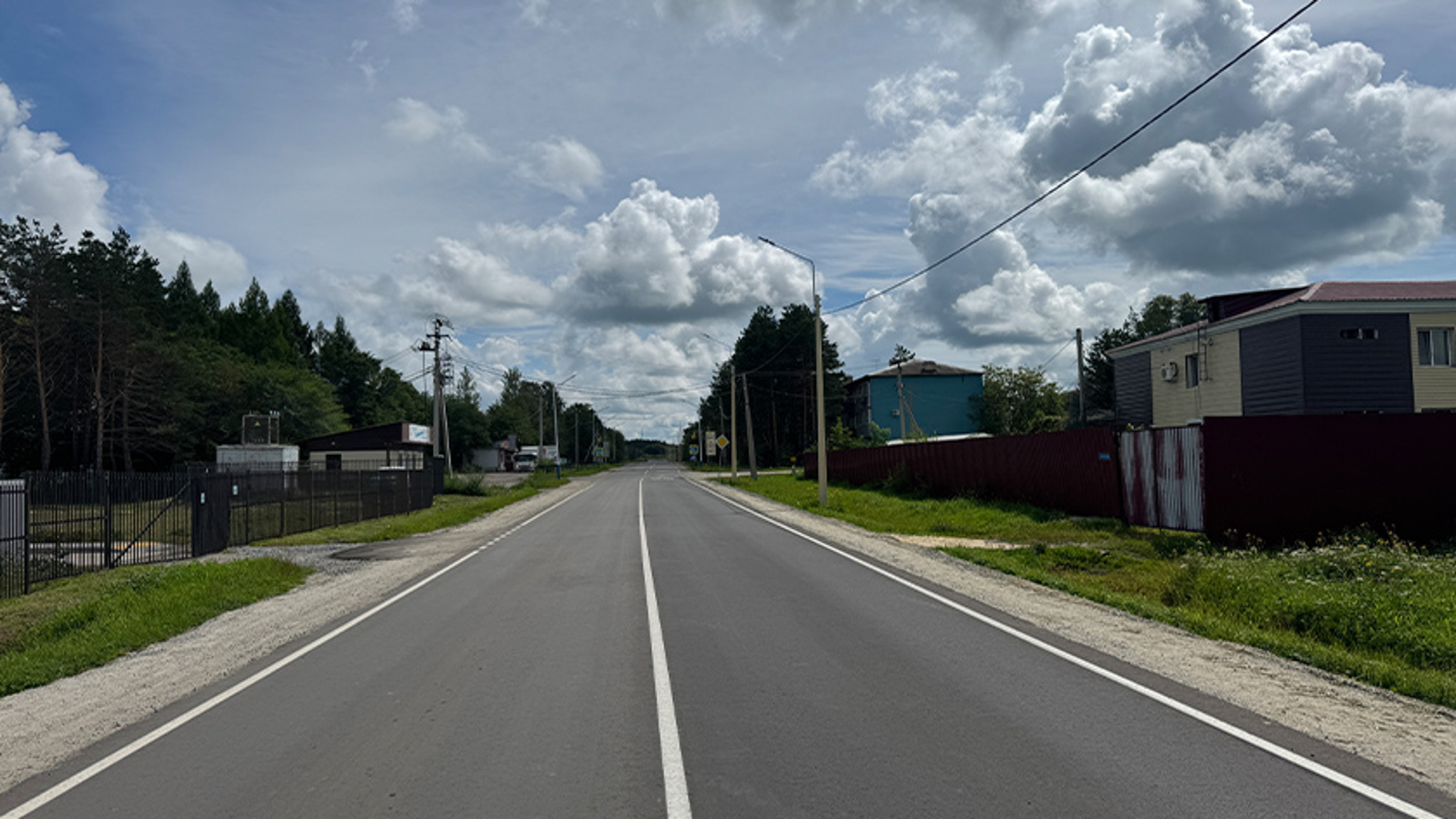 В Октябрьском округе обновили участок дороги, проходящий через поселок Восточный