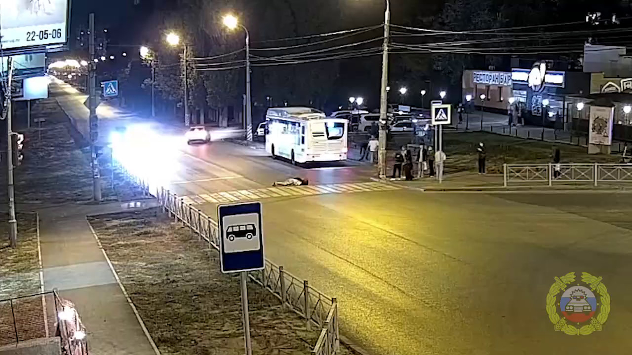 Легковушка сбила мужчину, переходившего дорогу в Волгограде на "красный"