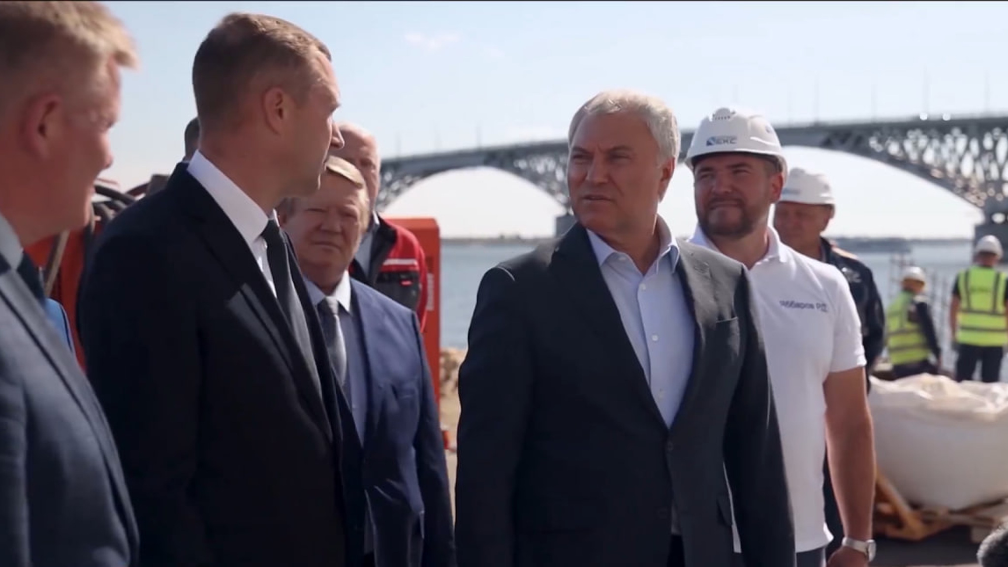 Вячеслав Володин во время визита в Саратов обратил внимание местной власти на небезопасный элемент около новостройки