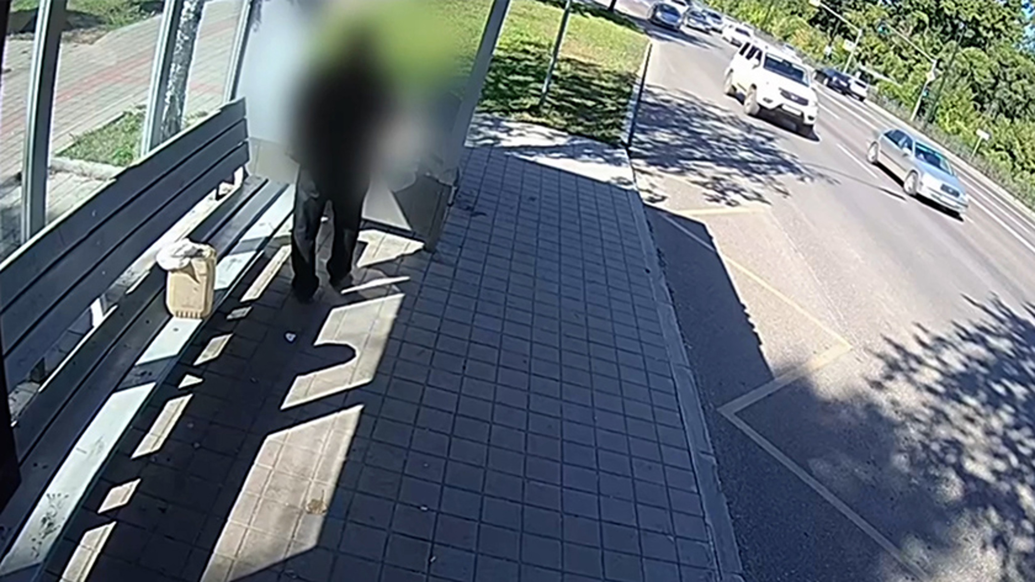 Благовещенский хулиган снова испортил автобусный павильон