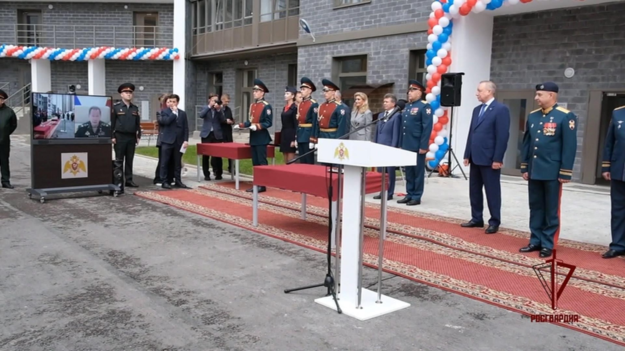 В Санкт-Петербурге бойцам Росгвардии вручили ключи от новых квартир