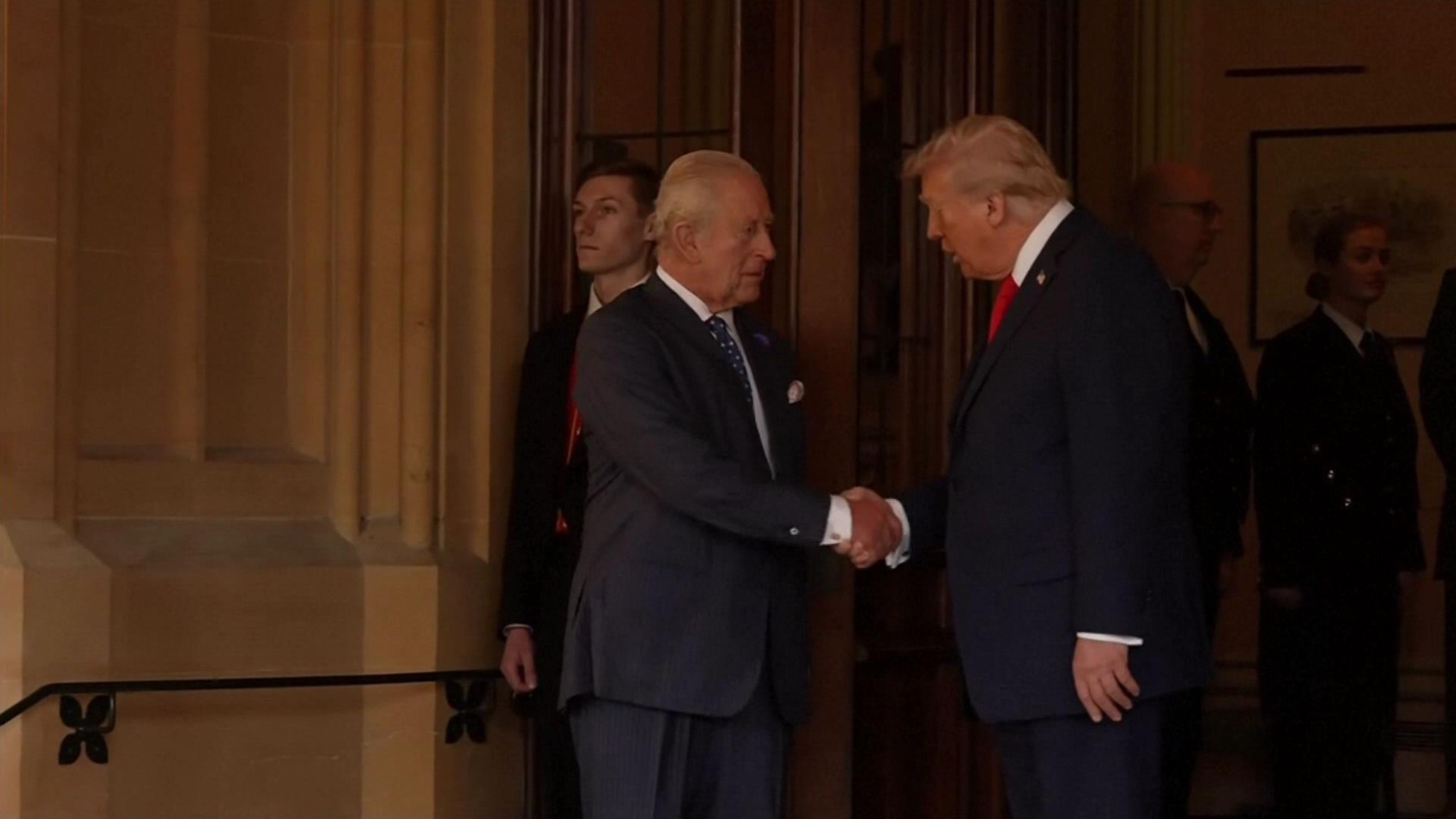 Британская пресса считает, сколько раз Трамп унизил короля