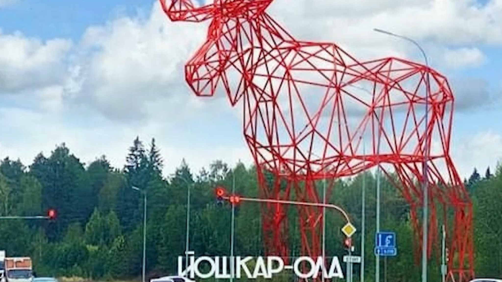 Обзор соцсетей: подростки-зацеперы, танцы на бульваре, светящиеся скульптуры лосей, брошенные крысы в клетке и "улов" грибников в Марий Эл
