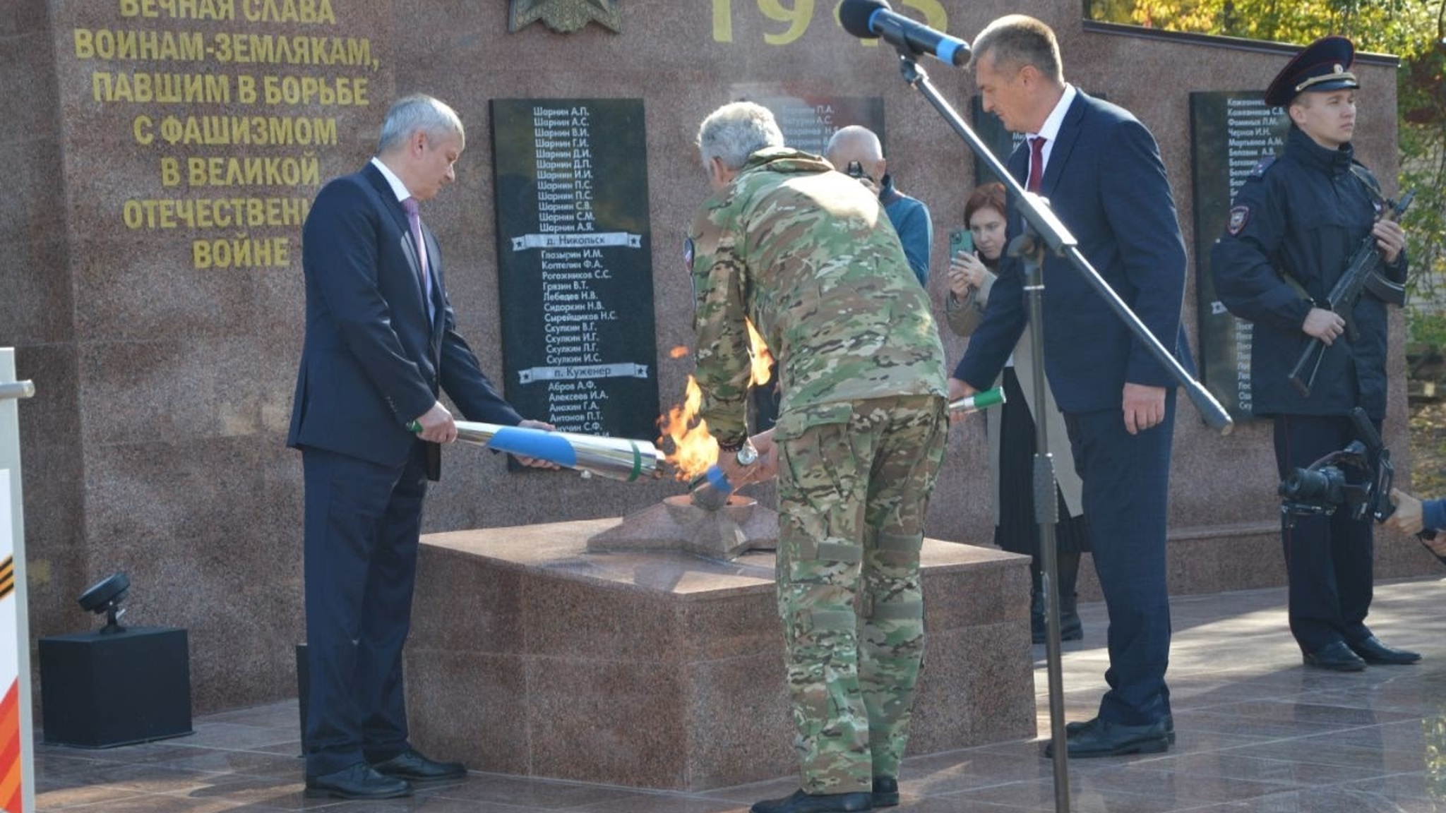Вечный огонь зажгли у обновлённого мемориала в Куженере