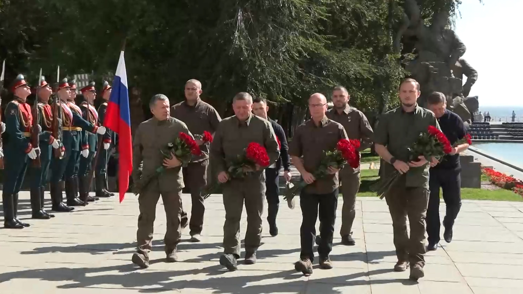 Сергей Кириенко и Андрей Бочаров возложили цветы на Мамаевом кургане