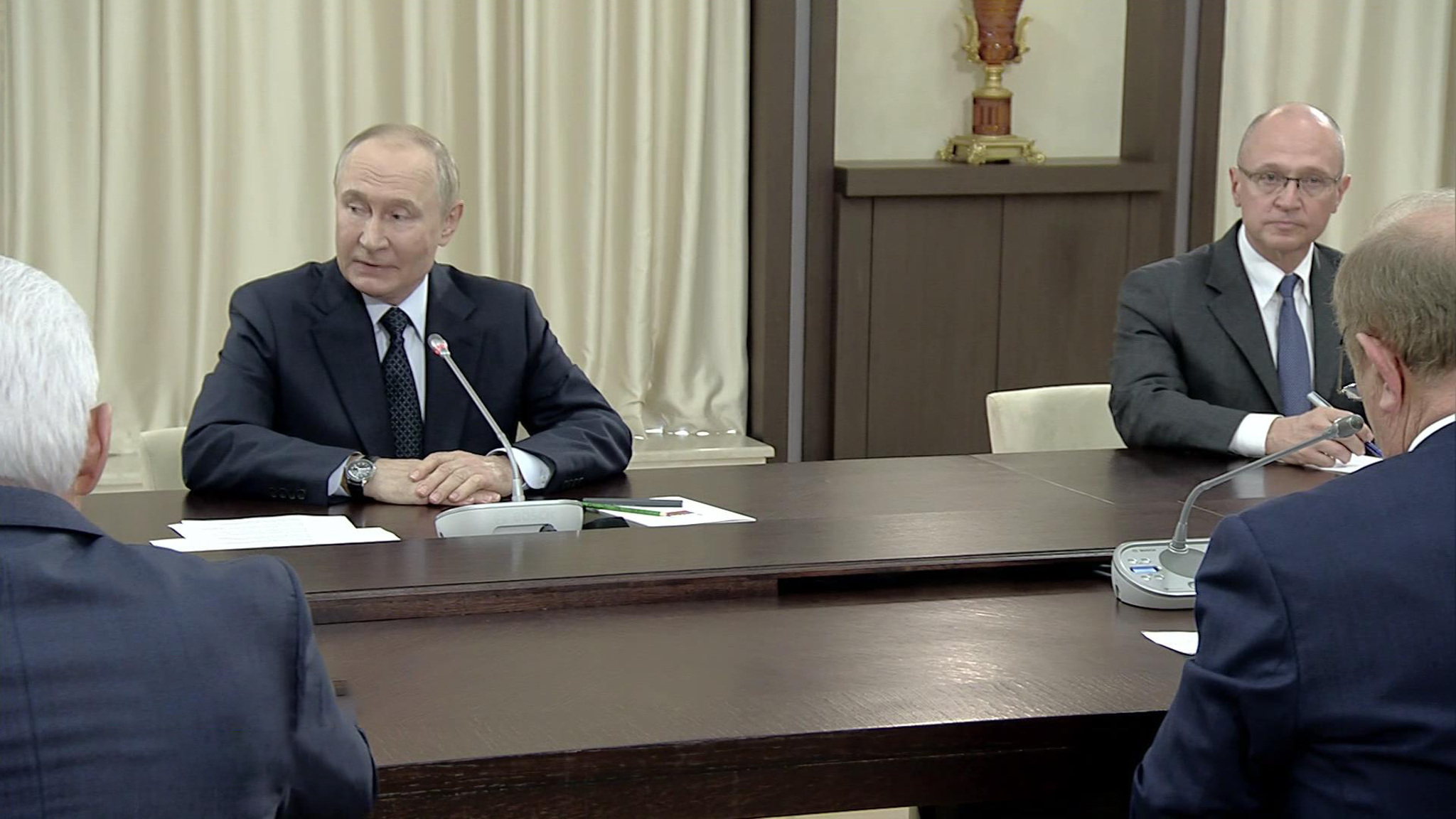 Путин обсудил с лидерами парламентских фракций вопросы СВО и социальной политики