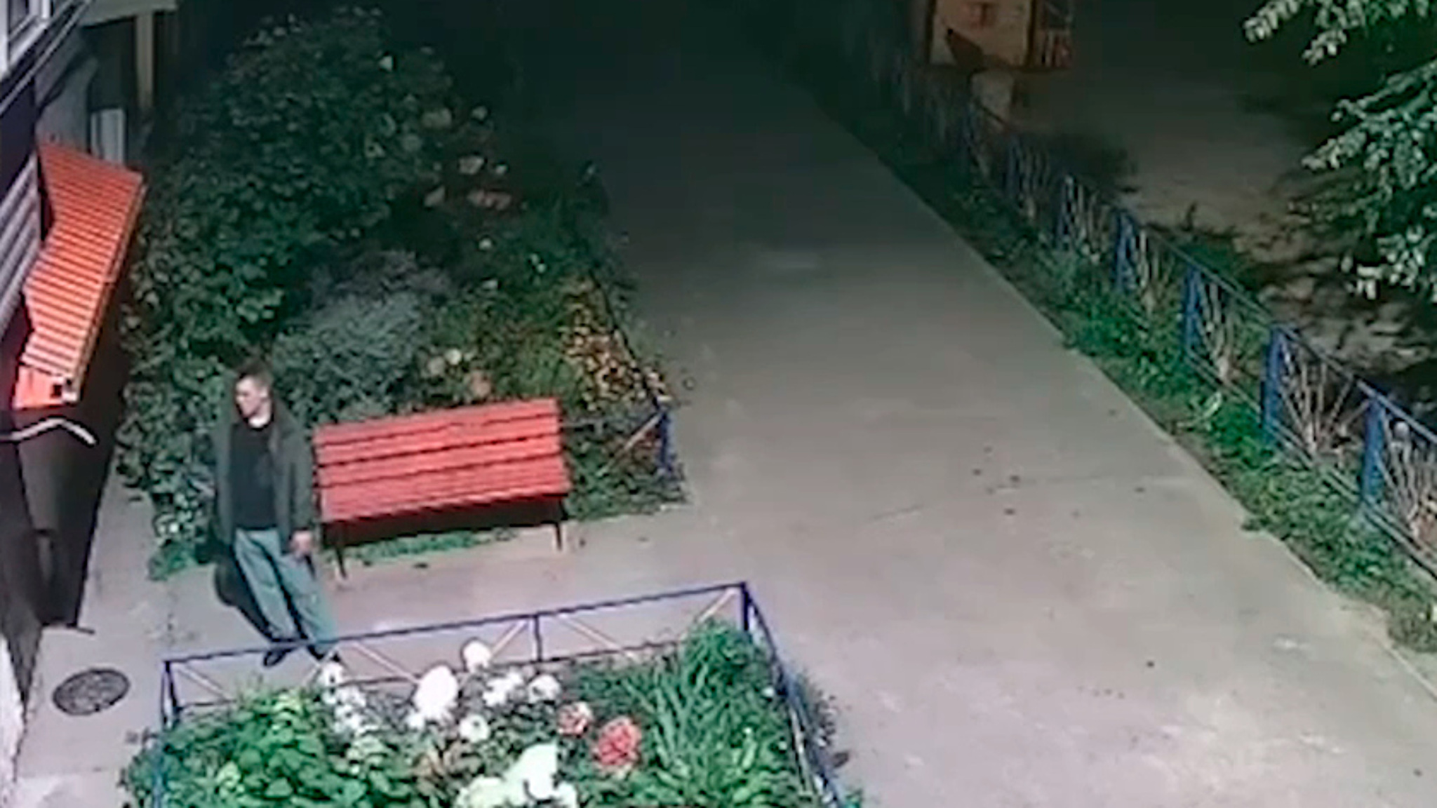 Амурчан просят помочь в поиске вандала, орудующего в областном центре