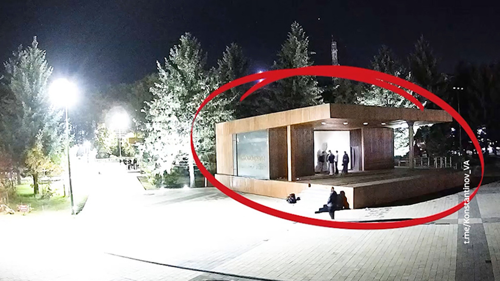 Группа подростков разгромила сцену на центральной площади в Свободном