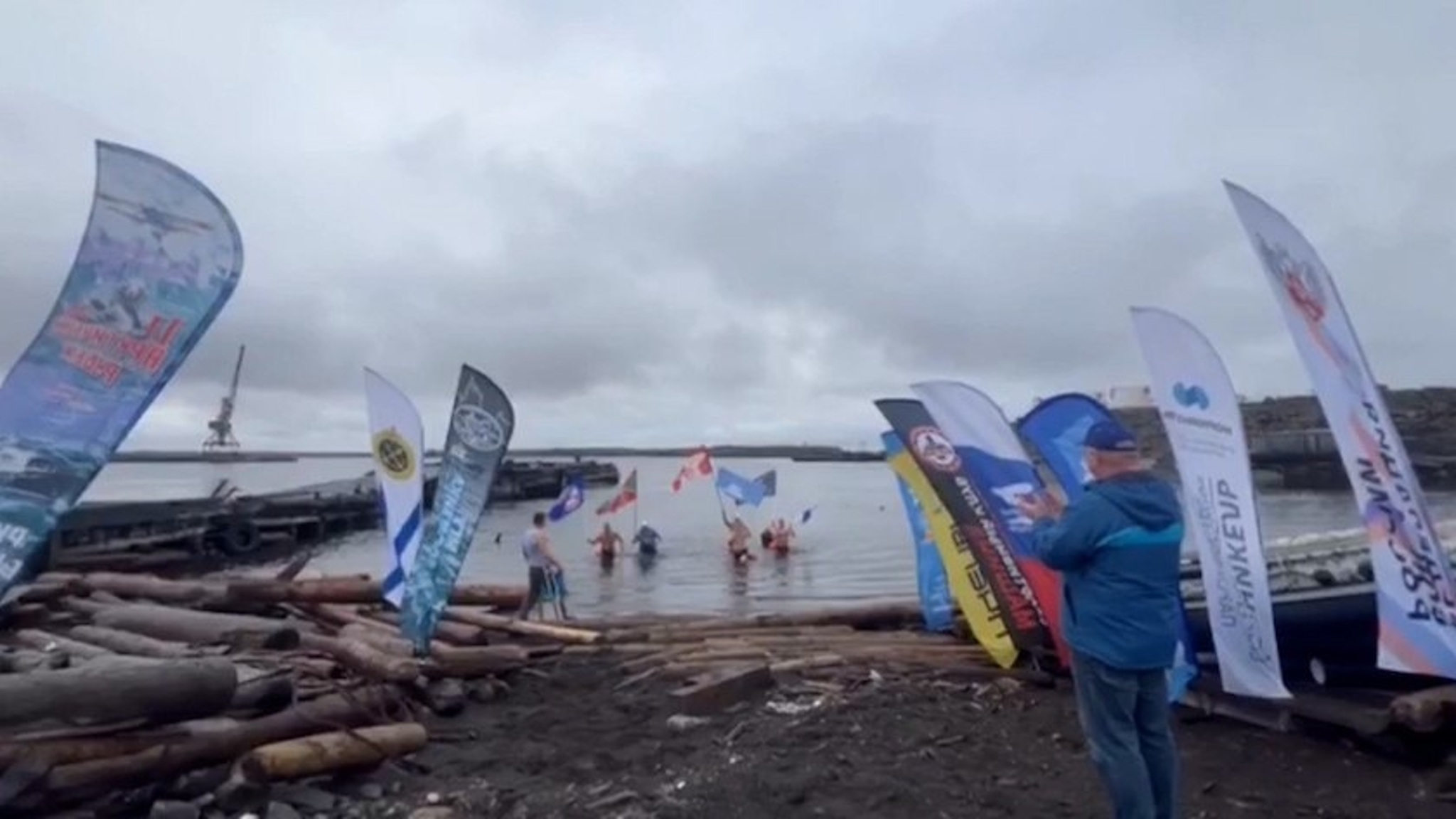 Пловцы из Приамурья проплыли 80 километров в ледяных водах Арктики, посвятив заплыв Великой Победе