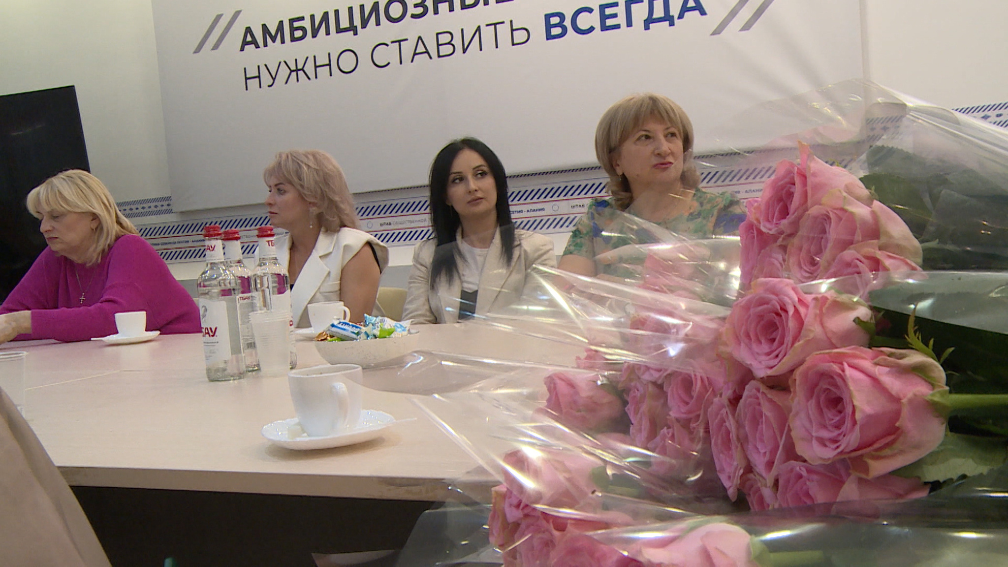 Представители партии "Единая Россия" поздравили воспитателей городских детских садов с Днем работника дошкольного образования