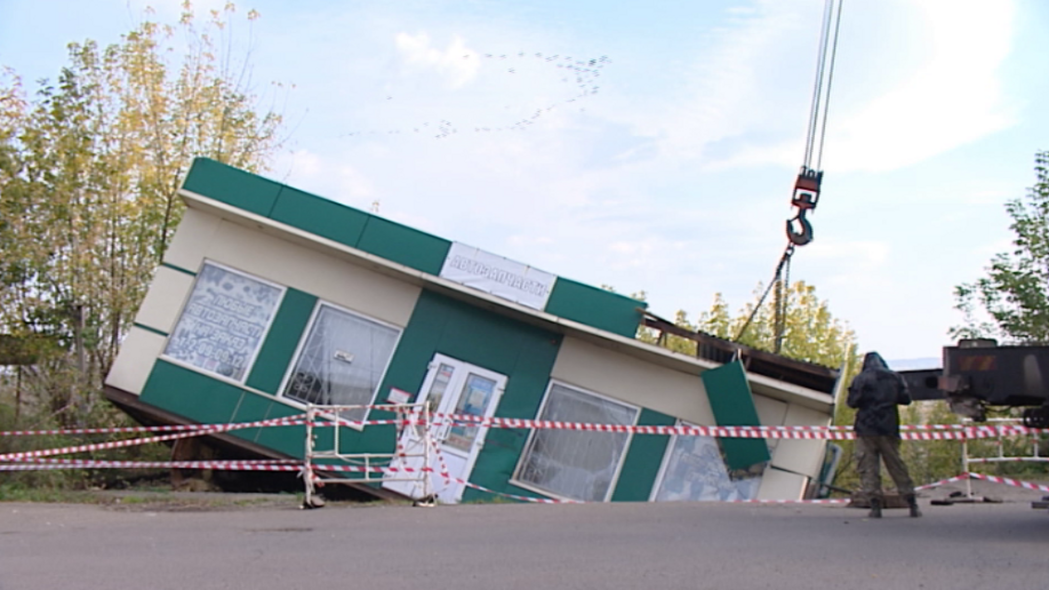 На улице Никитина из-за порыва трубы обрушилась часть склона
