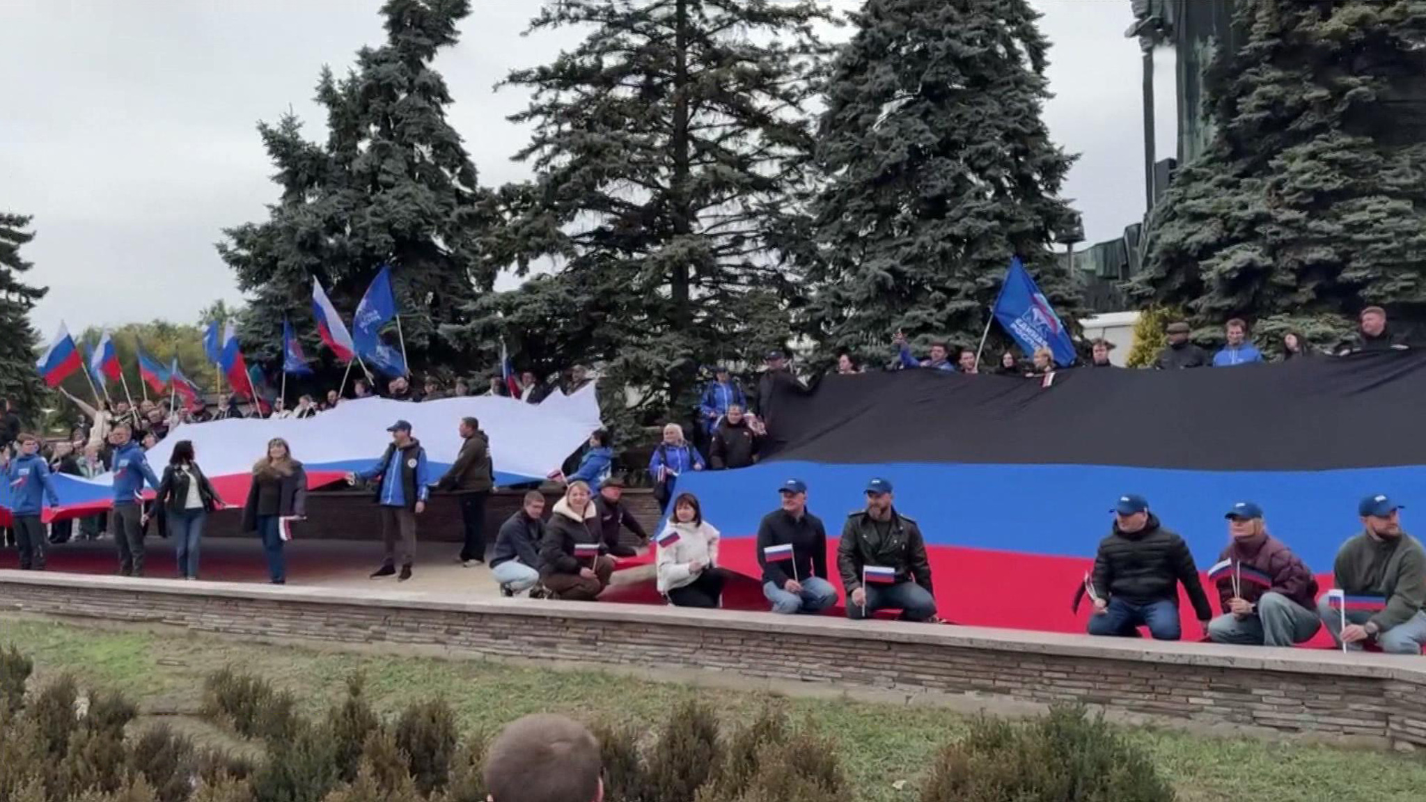 С особым размахом и гордостью отметили праздник в воссоединившихся регионах