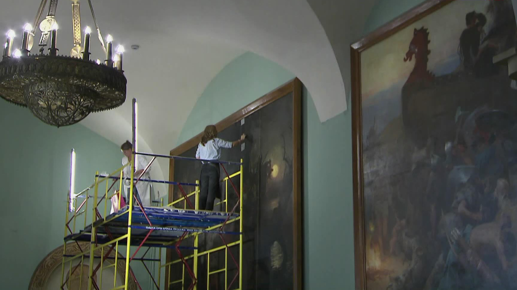 На глазах у посетителей: в ГИМе началась реставрация картин Семирадского