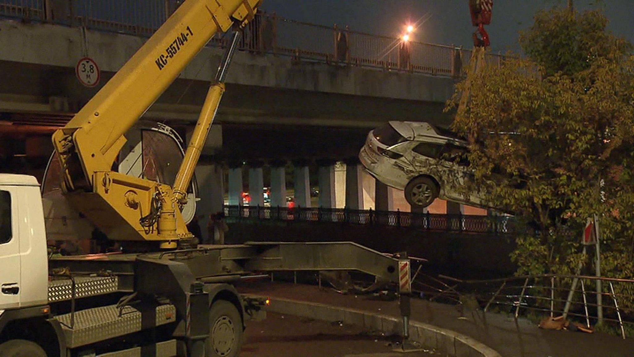 В Москве на реке Яузе прохожие помогли попавшему в ДТП водителю
