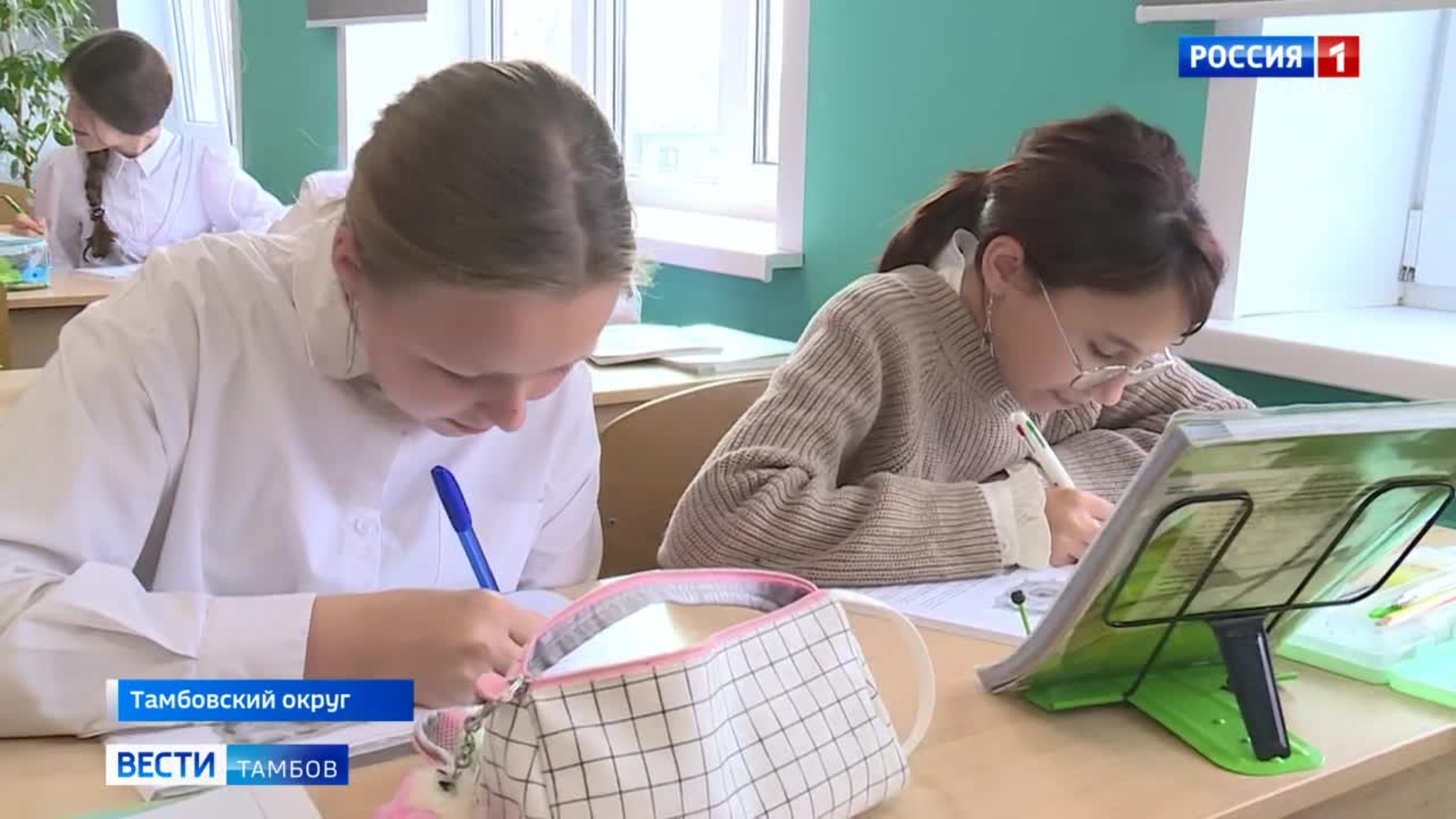 С опозданием на месяц: ученики Комсомольской школы в поселке совхоза Селезневский снова сели за парты