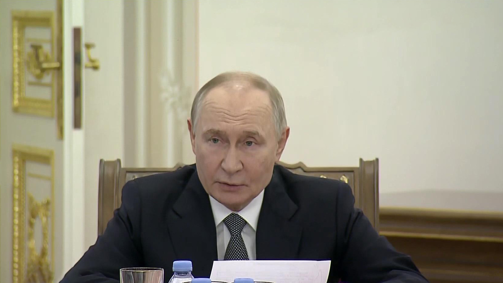 Путин посетил Петропавловский собор в Петербурге и провел совещание с военными