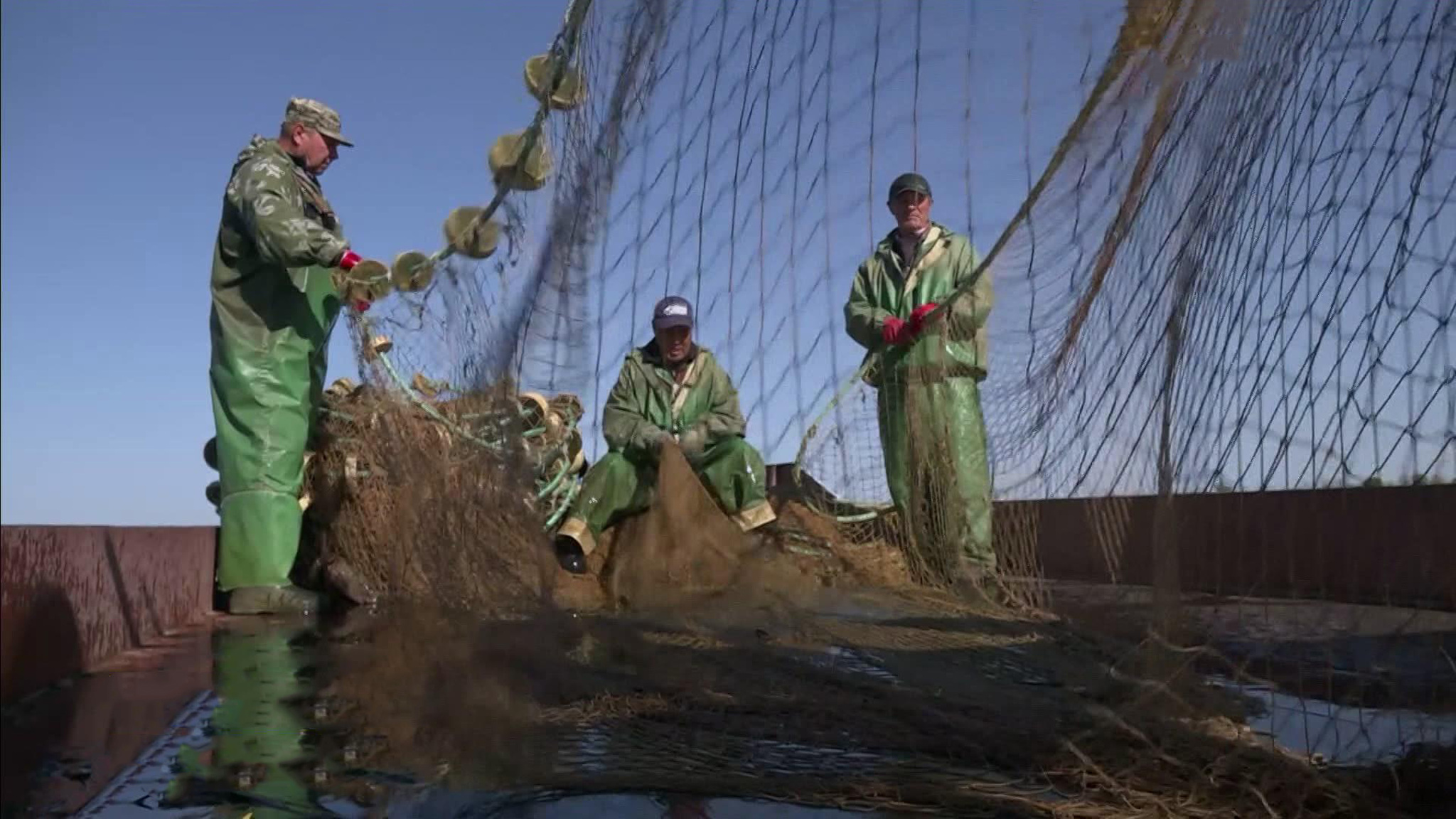 На Волге в самом разгаре осенний рыболовный промысел