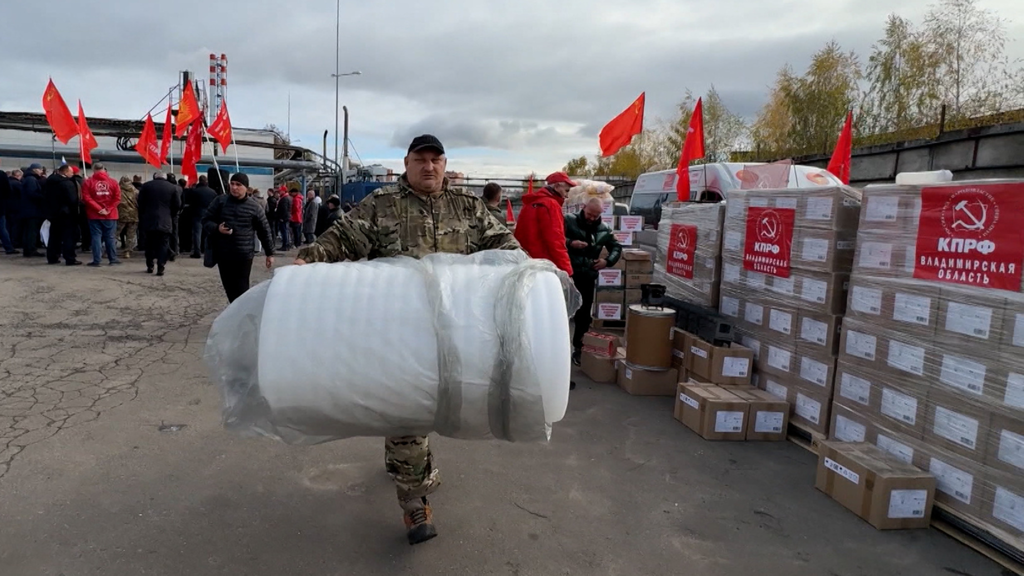 Юбилейный гумконвой КПРФ посвятила годовщине Октябрьской революции