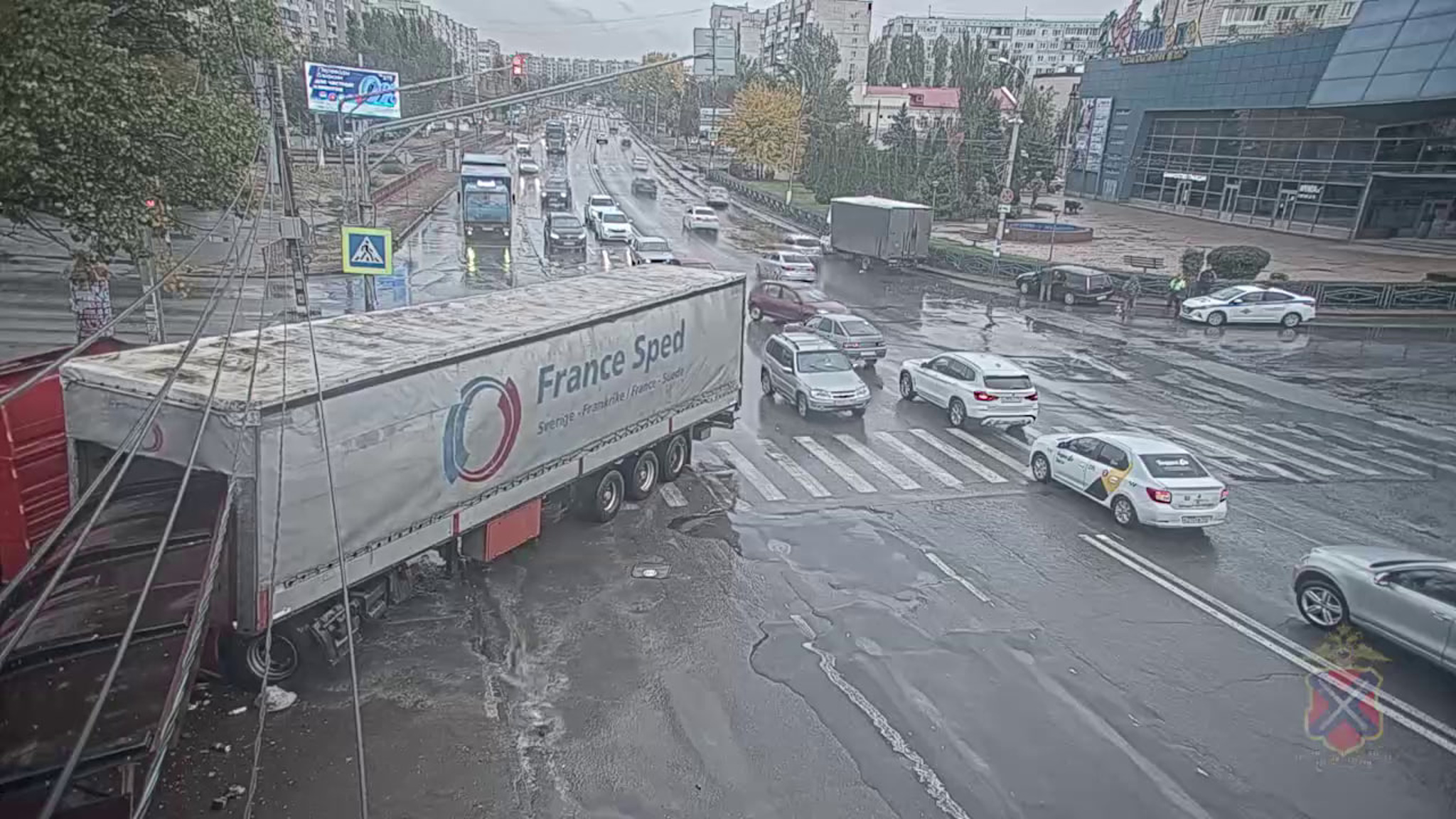 Появилось видео с моментом столкновения грузовика и маршрутки в Волгограде