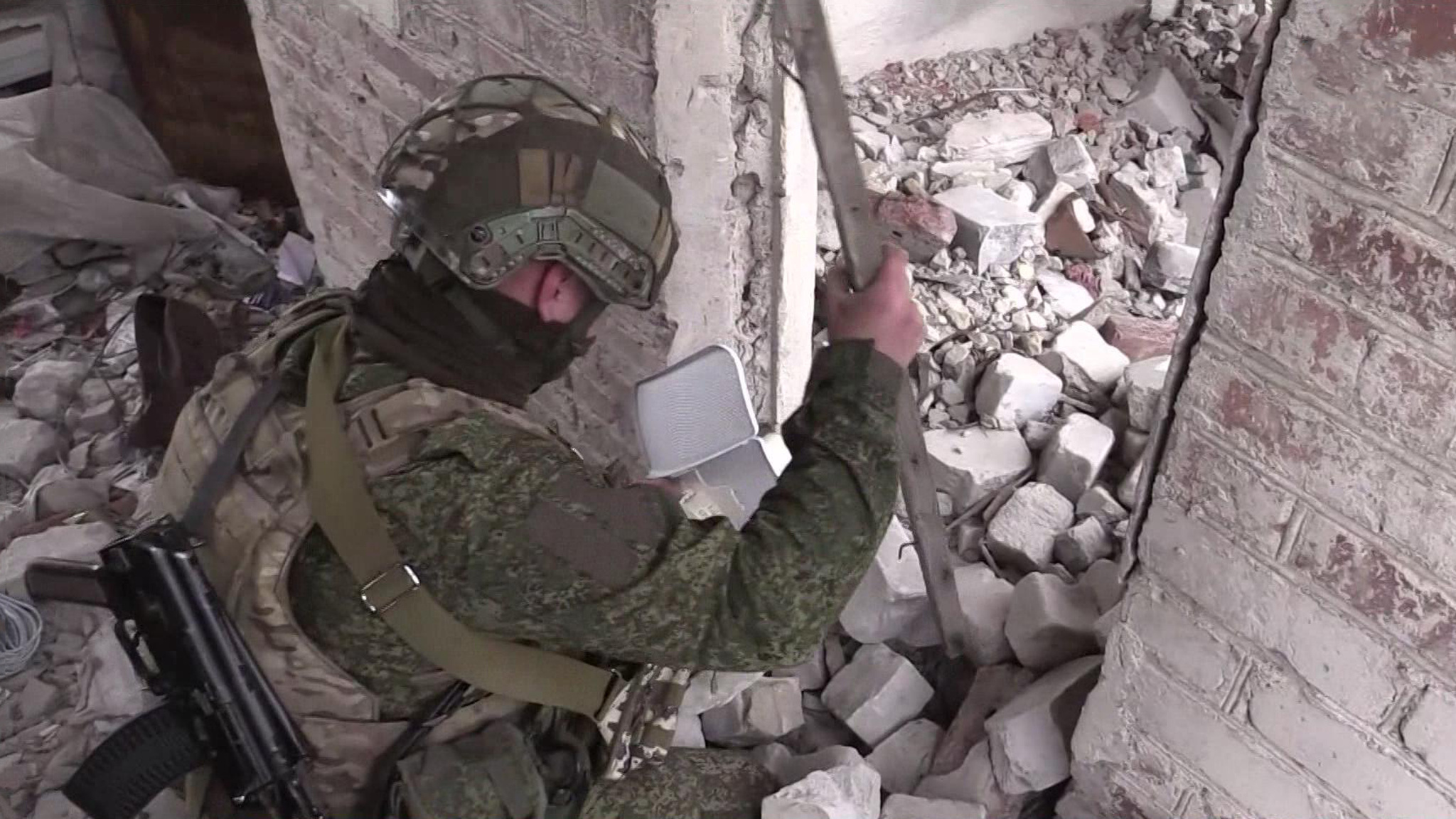 Бойцы ВС РФ установили в зоне СВО новую антенну для обеспечения связи на 5 км